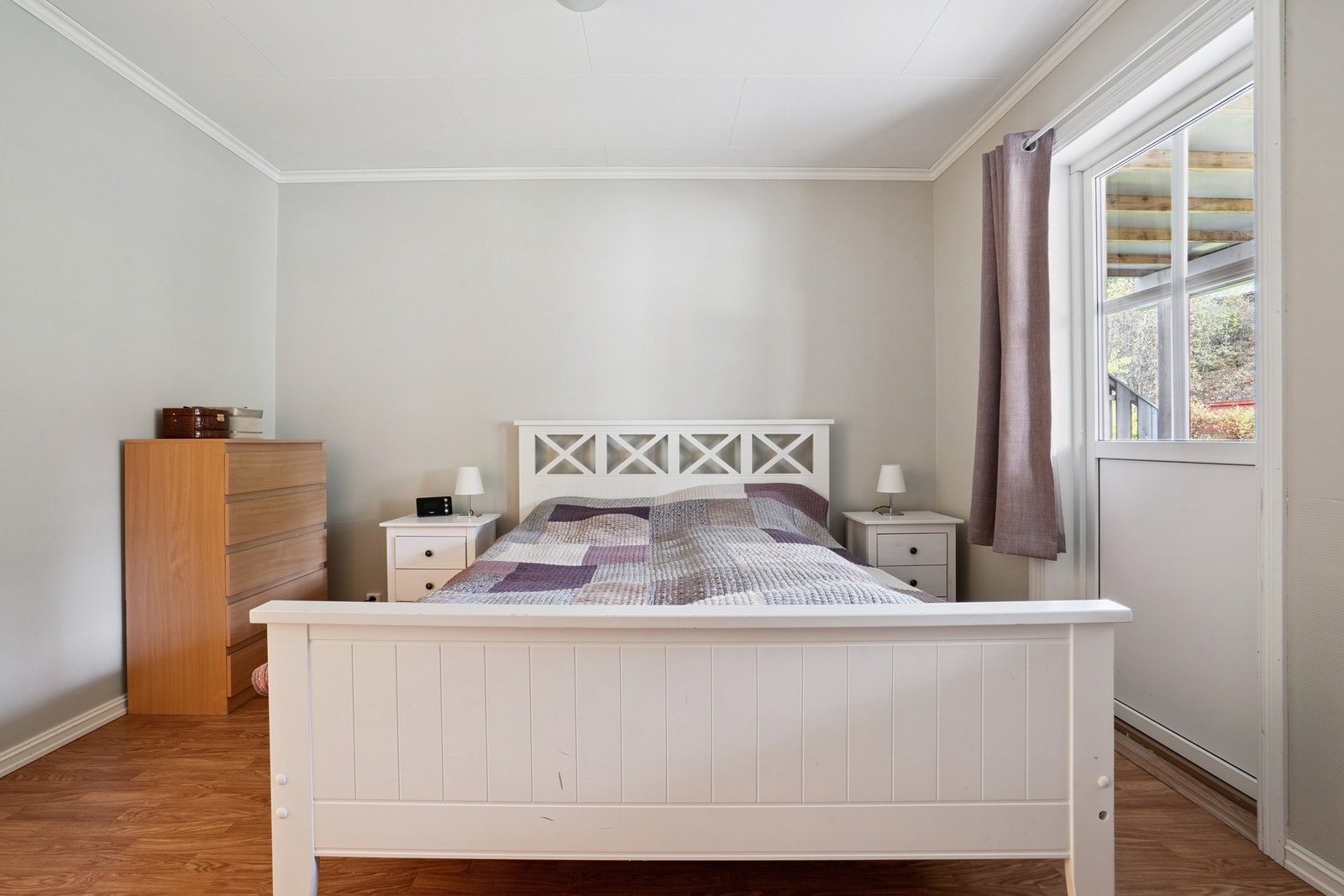 Fra det romslige soverommet har du direkte tilgang til en stor terrasse. Galleribilde