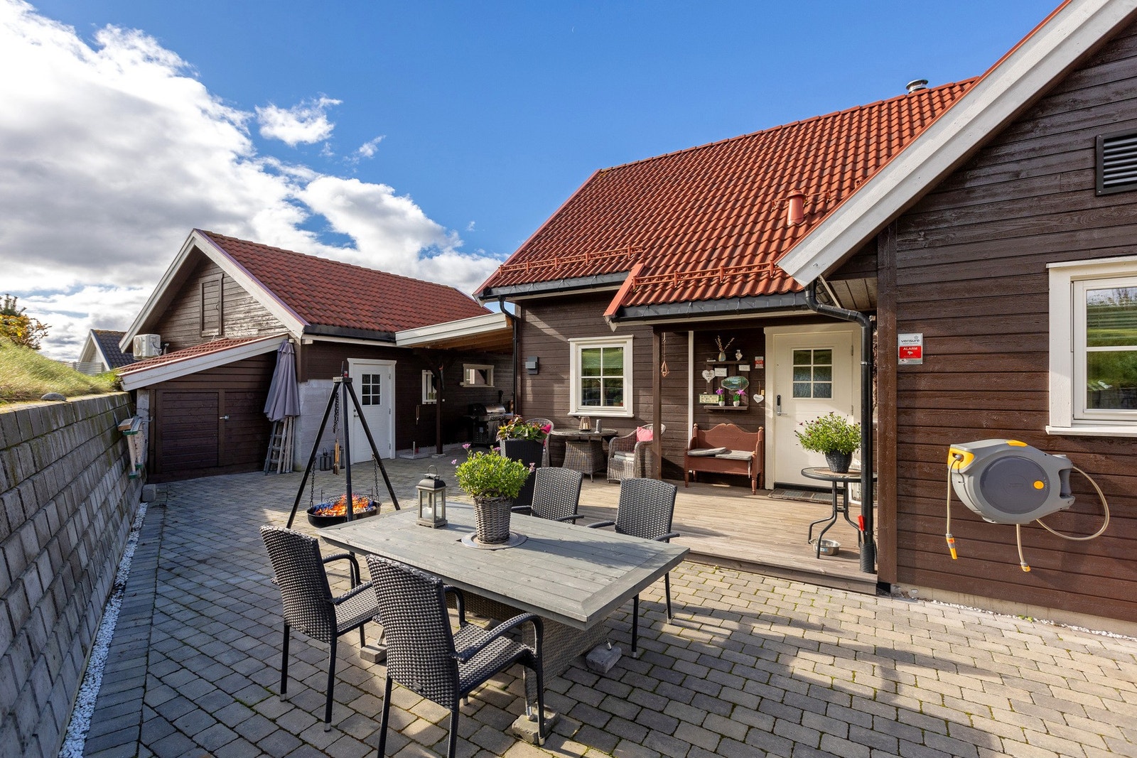 Etablert bod også i bakkant av garasjen samt loftsluke på baksiden. Dør inn til garasjen. Utvendig vannkran. Galleribilde