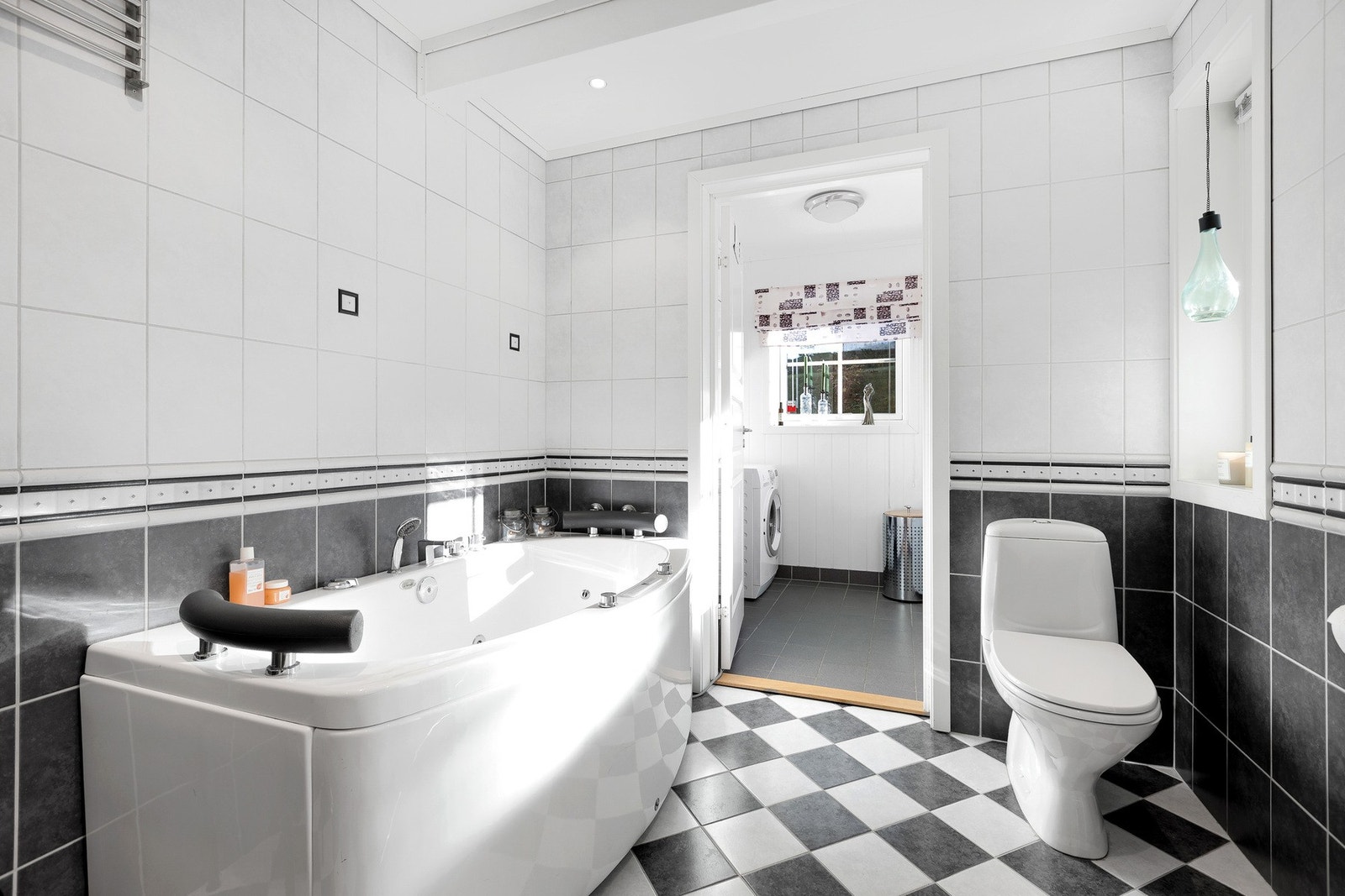 Det er to bad i boligen, dette er et av dem med vaskerommet innenfor som forøvrig har egen utgang. Galleribilde