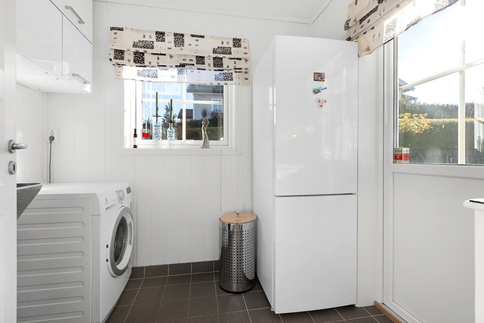 Praktisk vaskerom, opplegg for vaskemaskin, utslagsvask og skapløsning på vegg. Plass til feks ekstra kjøleskap som her. Galleribilde