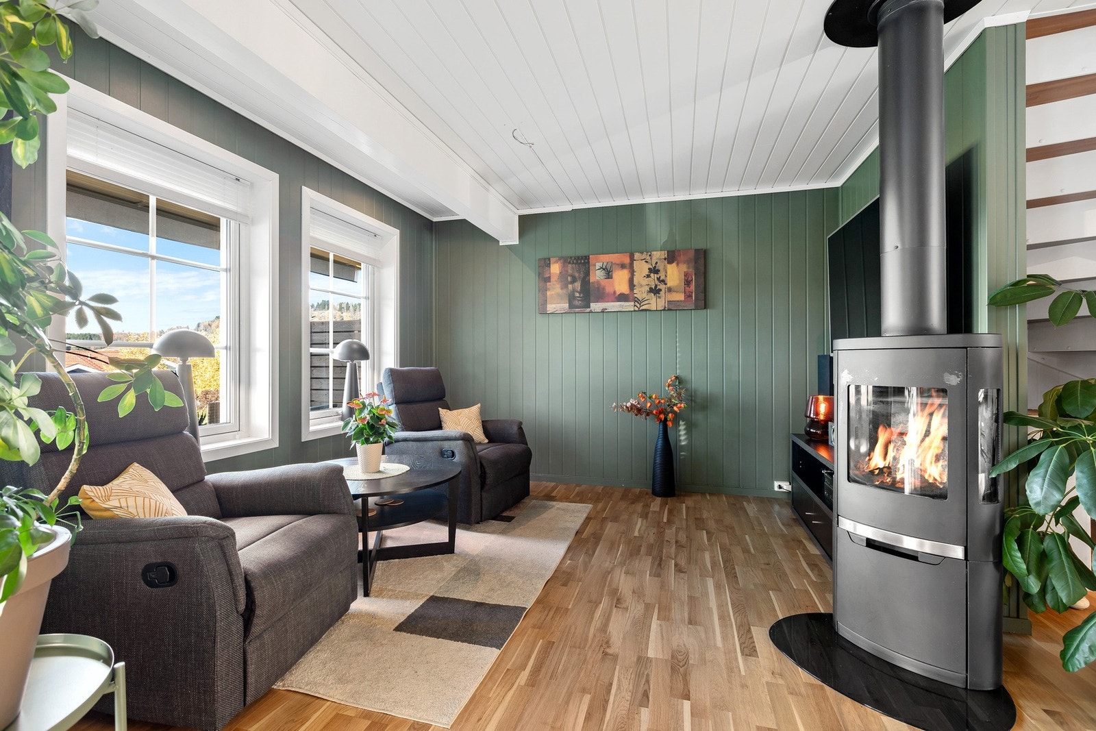 Vinkelstue, malte overflater og parkett på gulv Galleribilde