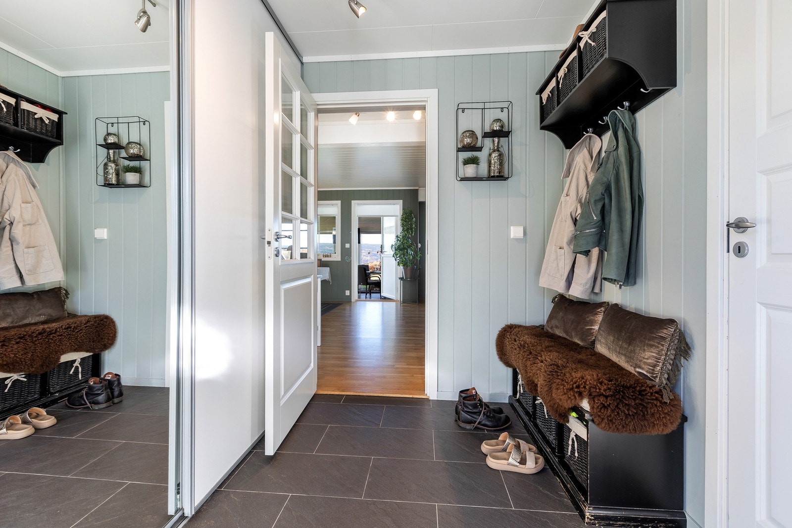 Romslig og god gang, her er det maksimalt utnyttet med skyvedørsgarderobe hvorav en dør er av speil. Galleribilde