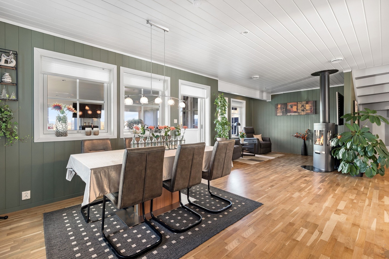 Oppvarming skjer både via lekker peisovn samt varmepumpe som gulvmodell Galleribilde