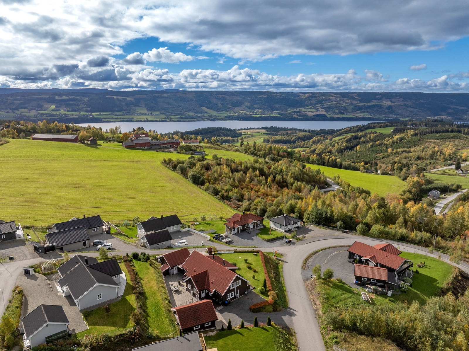 Lysløypa på Brøttum går helt inntil Almslifeltet, så her kan du spenne på deg skiene rett utenfor døra og gå runde på runde eller ta på deg hodelykt og gå feks innover mot Svartputten. Galleribilde