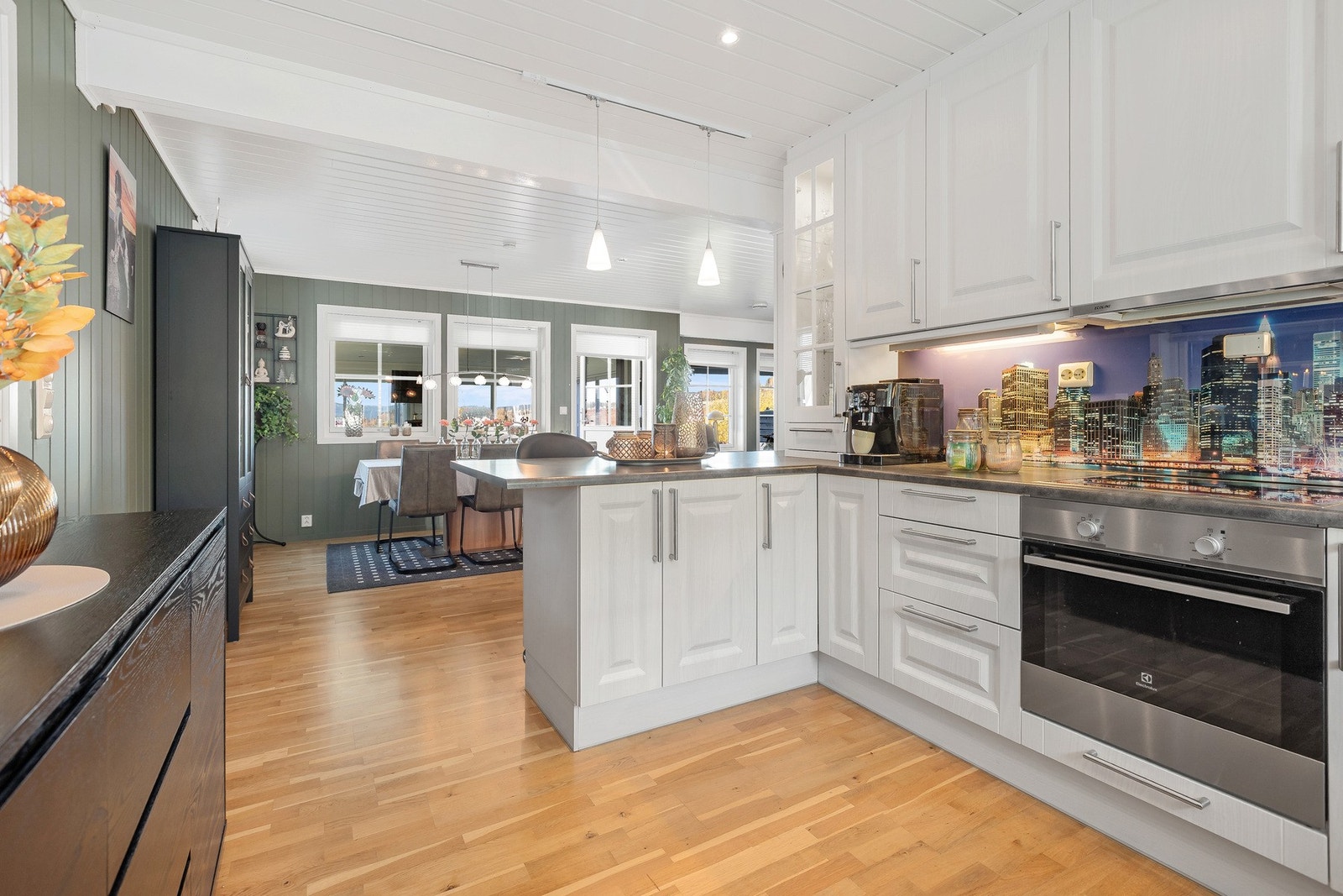 Her er det åpnet opp fra kjøkken til spisestue/sttuedelen Galleribilde