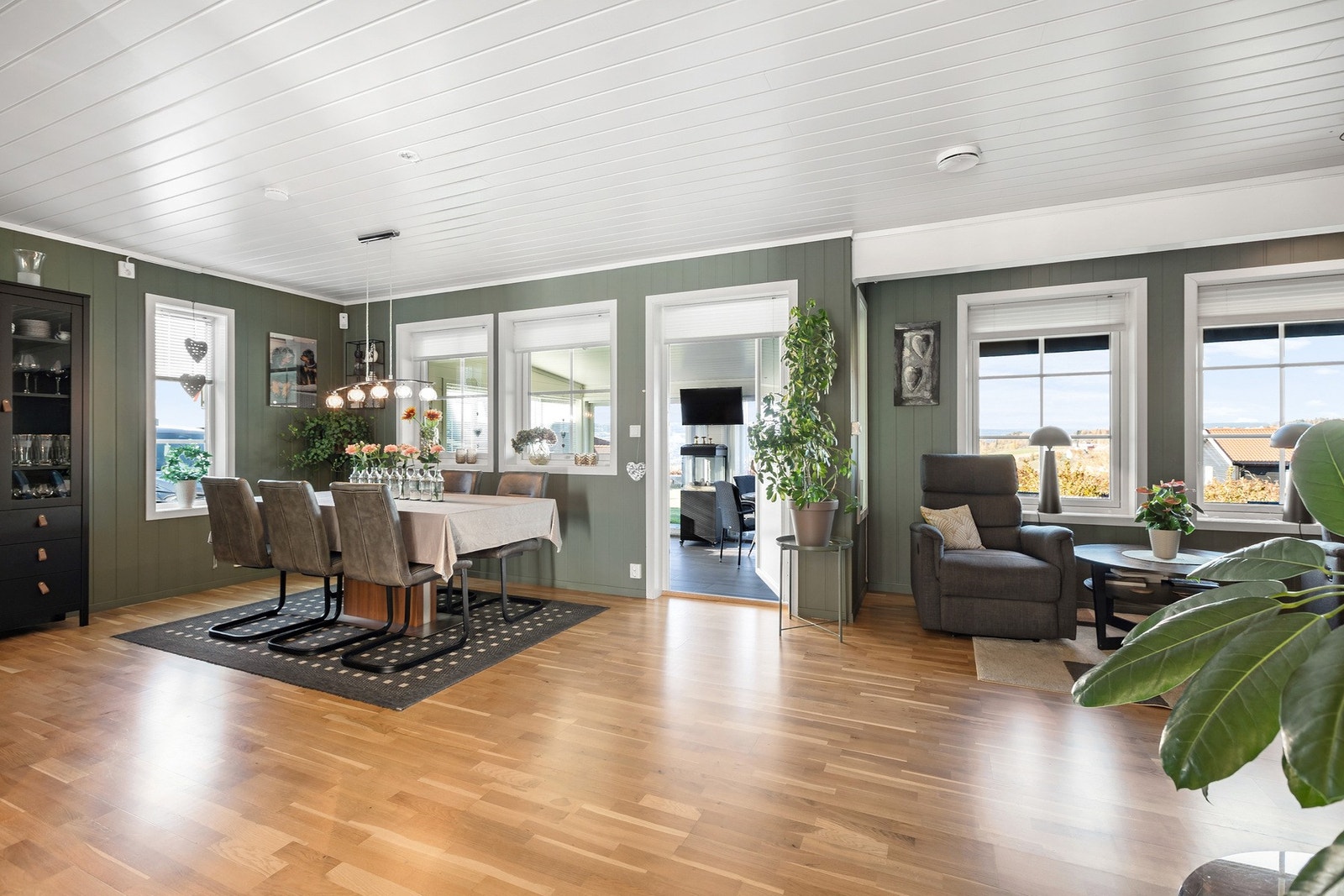 God plass til både spisebord og godstolene foran tv'en Galleribilde