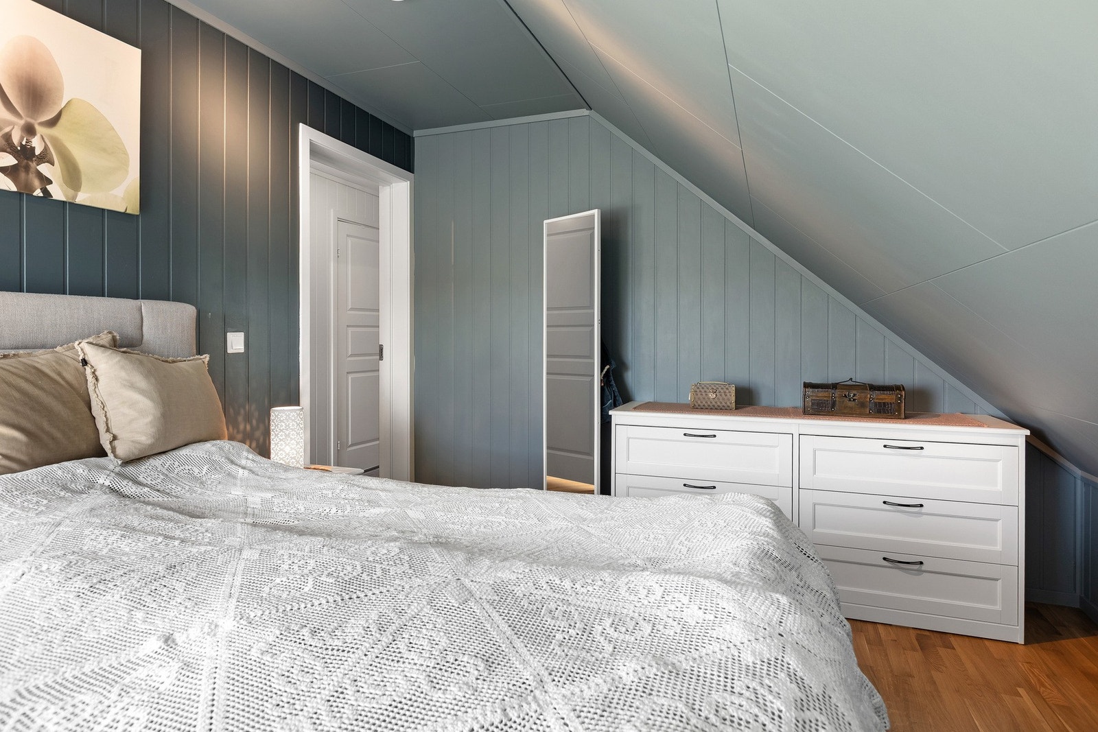 Her er det plass til både dobbeltseng og feks kommodeløsning som her Galleribilde