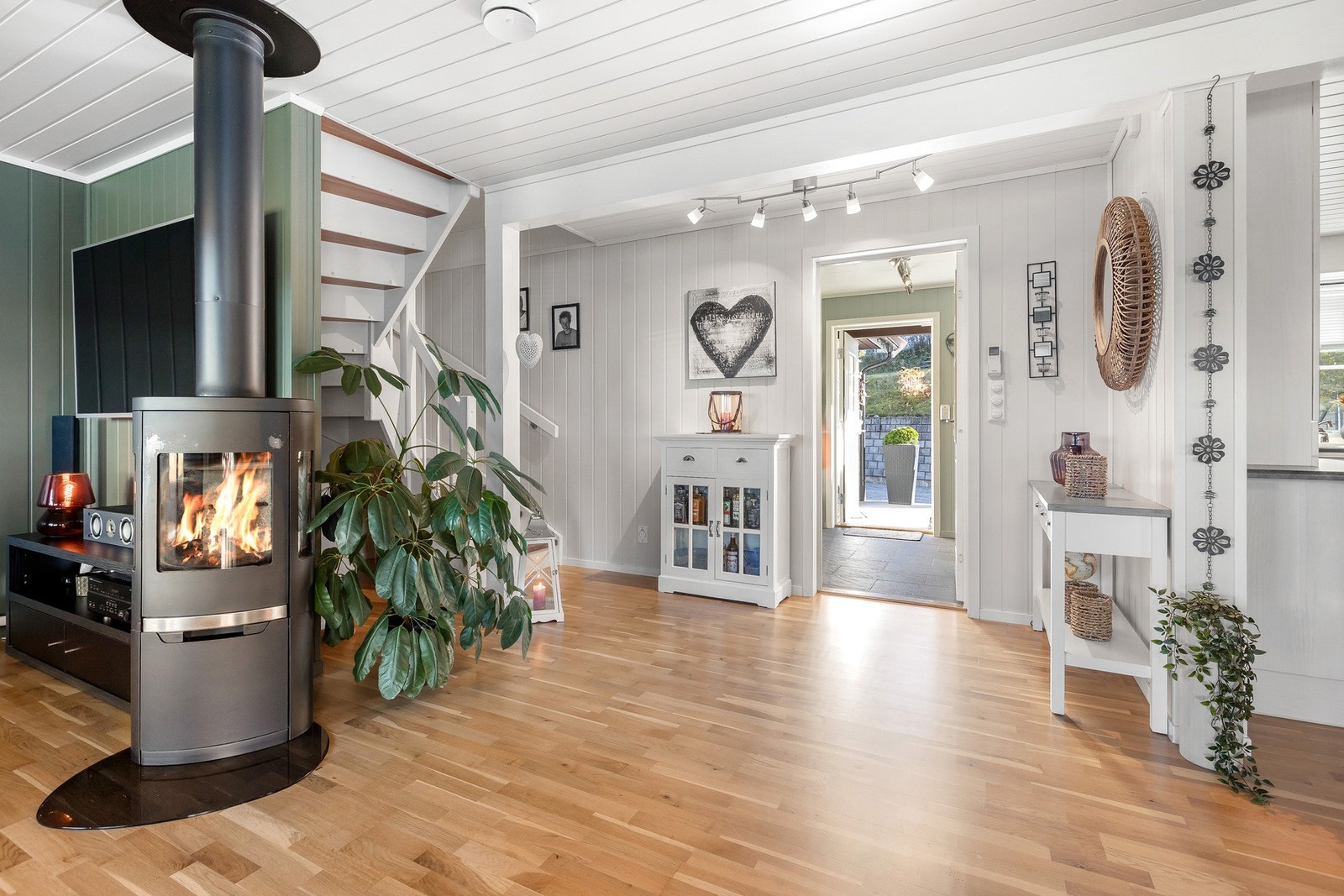 Bilde tatt mot utgangen, dør inn til stuen fra den Galleribilde