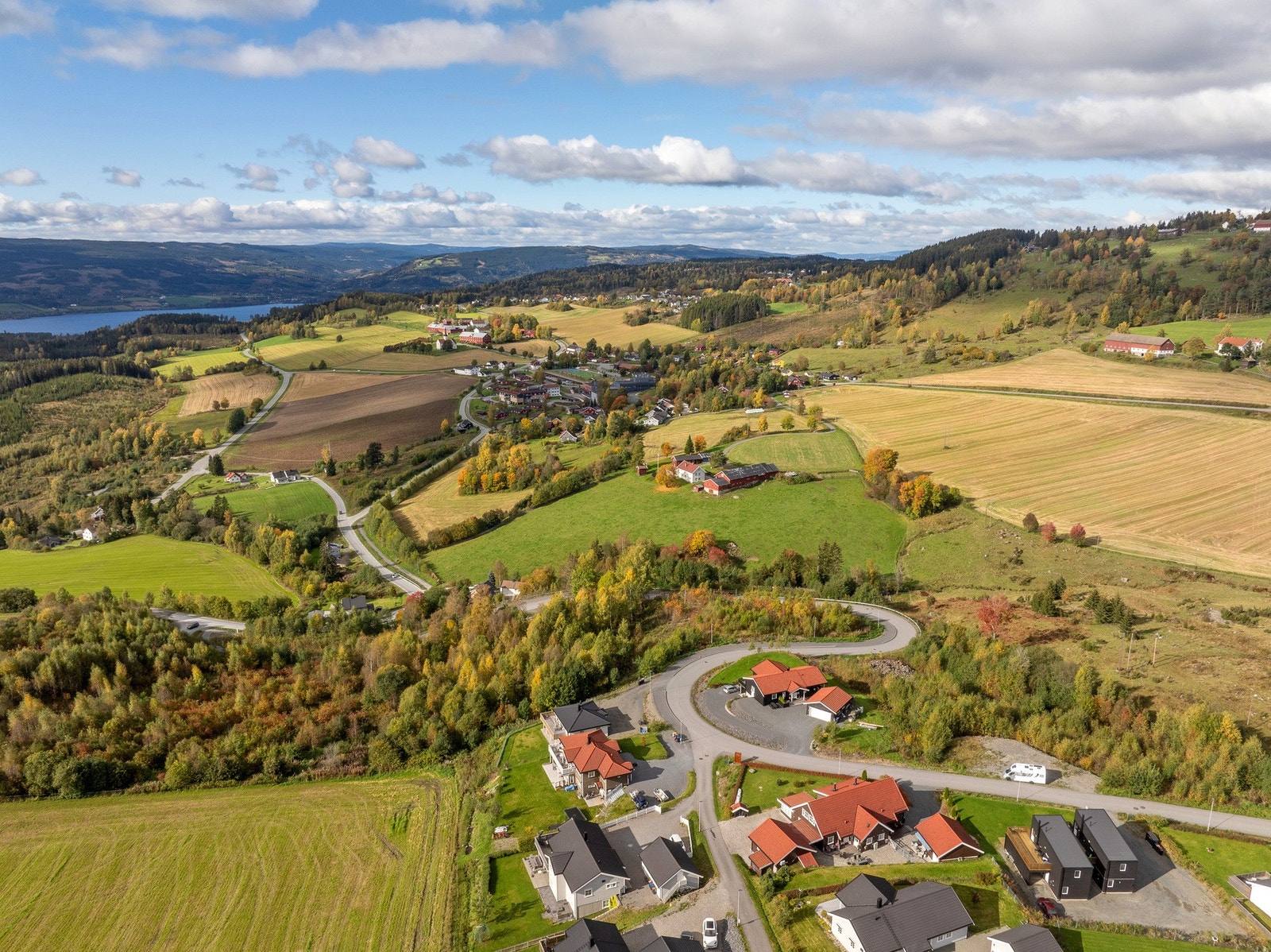 Bygda Brøttum sees i bakgrunn, det er opplyst gang- og sykkelveg, helt dit. Galleribilde