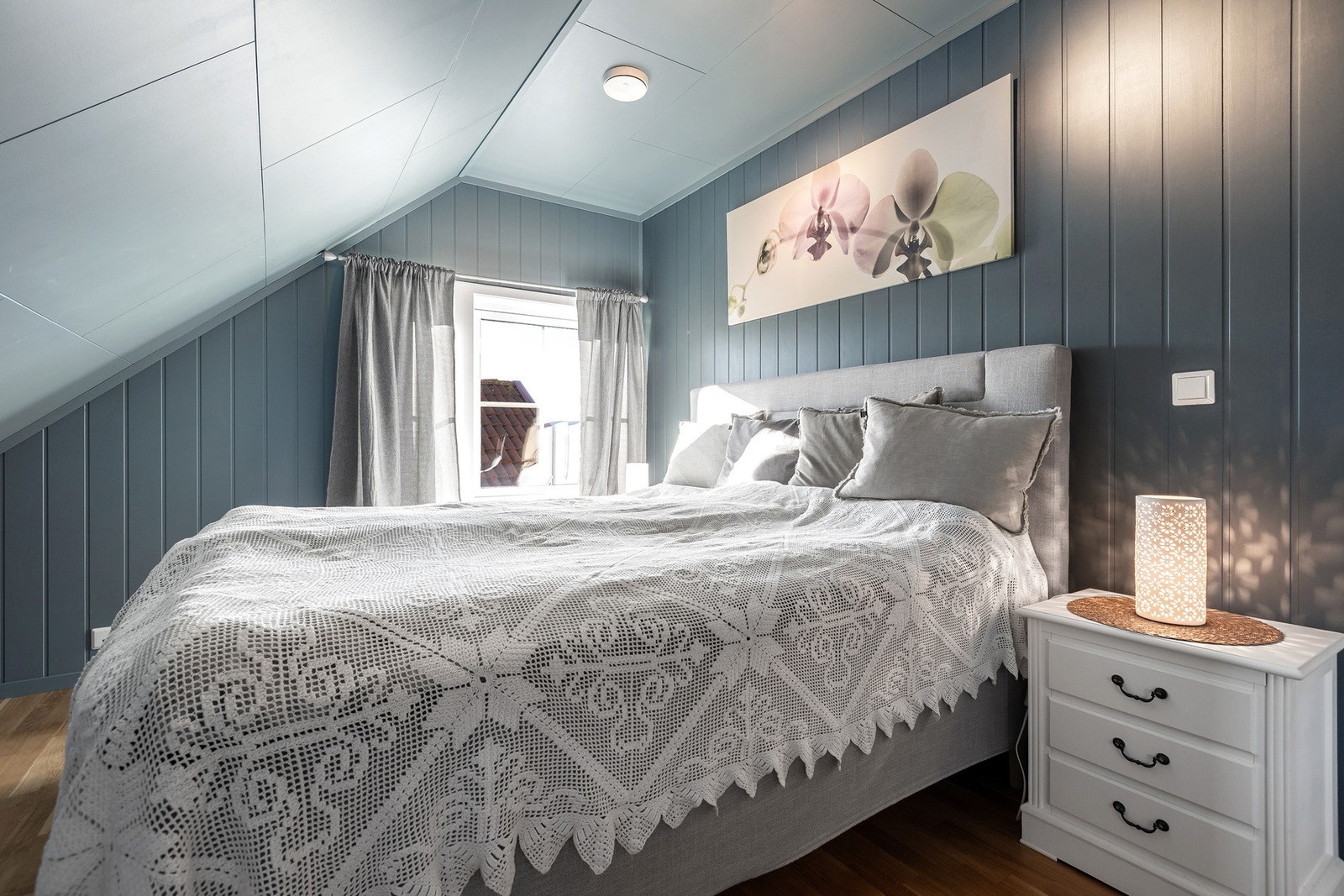 Hovedsoverom, malt i delikate farger både tak og vegg Galleribilde