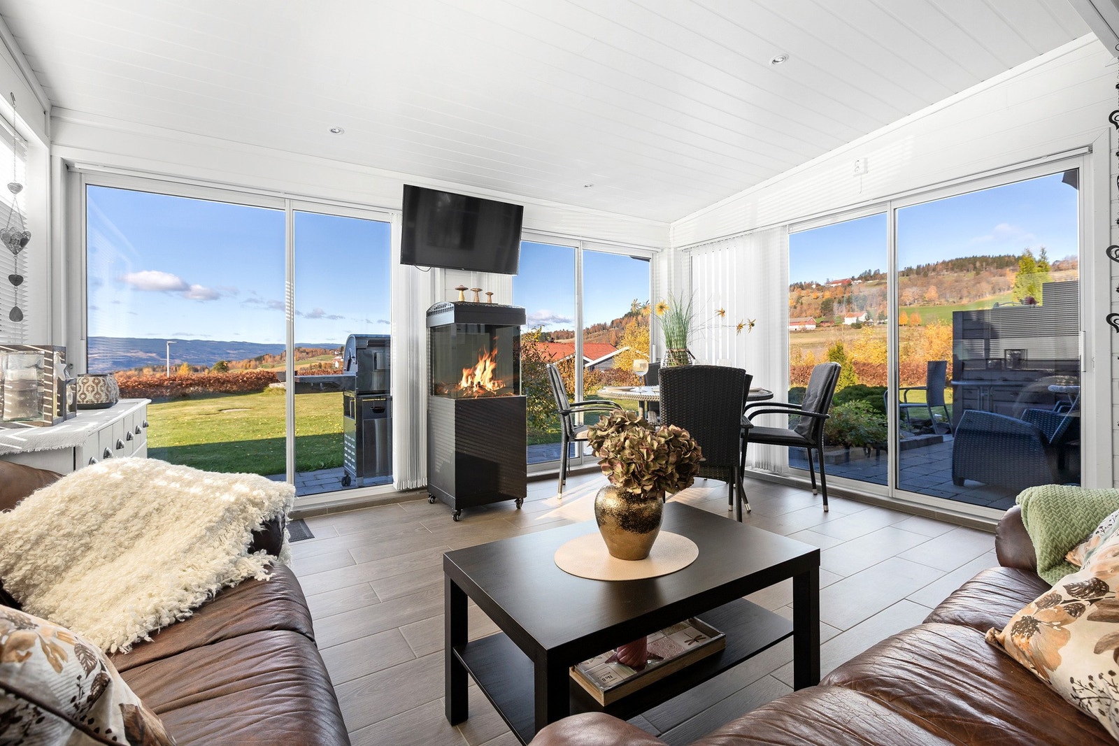 Plissègardiner, stenger evt for sol og mulig innsyn Galleribilde