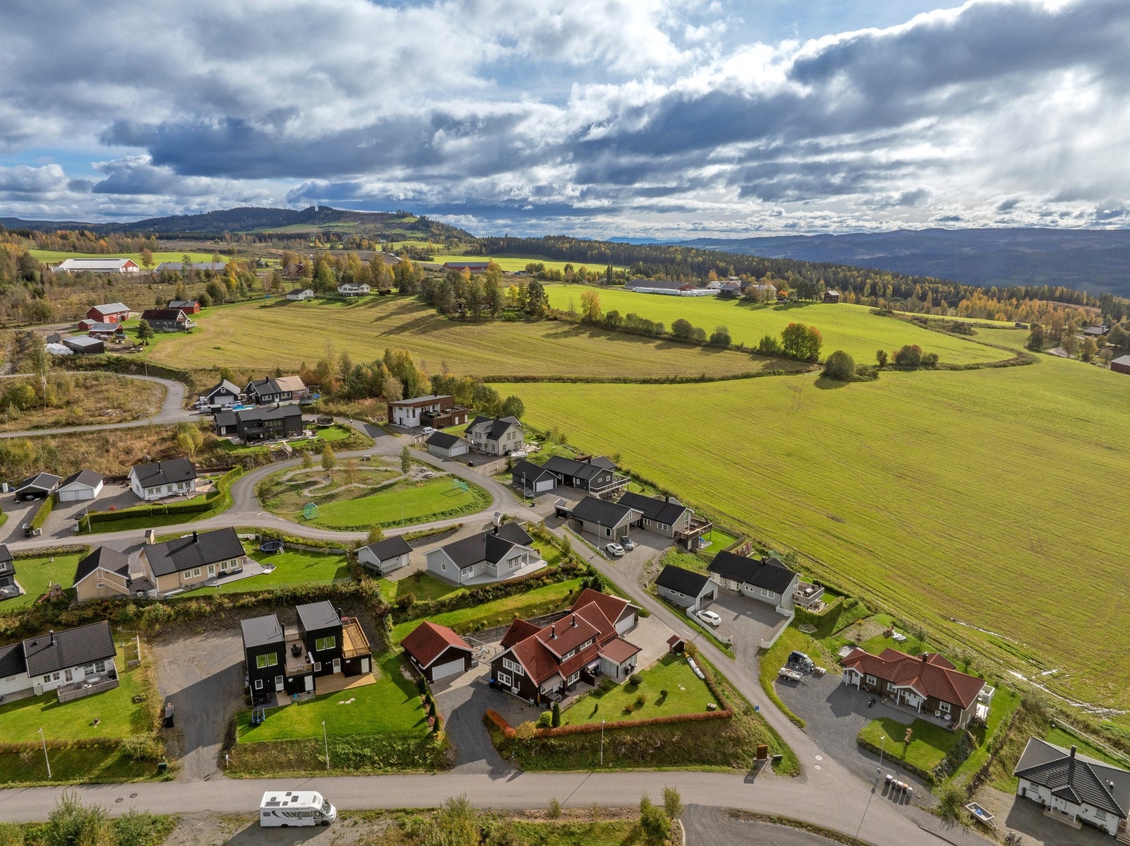 Midt på bildet ser man felles område med bla fotballbane og aktiviteter for store og små Galleribilde