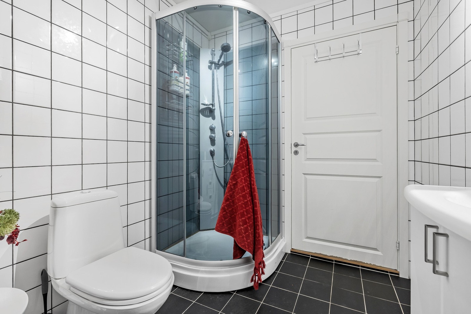 Badet i 2.etasje, dusjkabinett, toalett og innredning Galleribilde