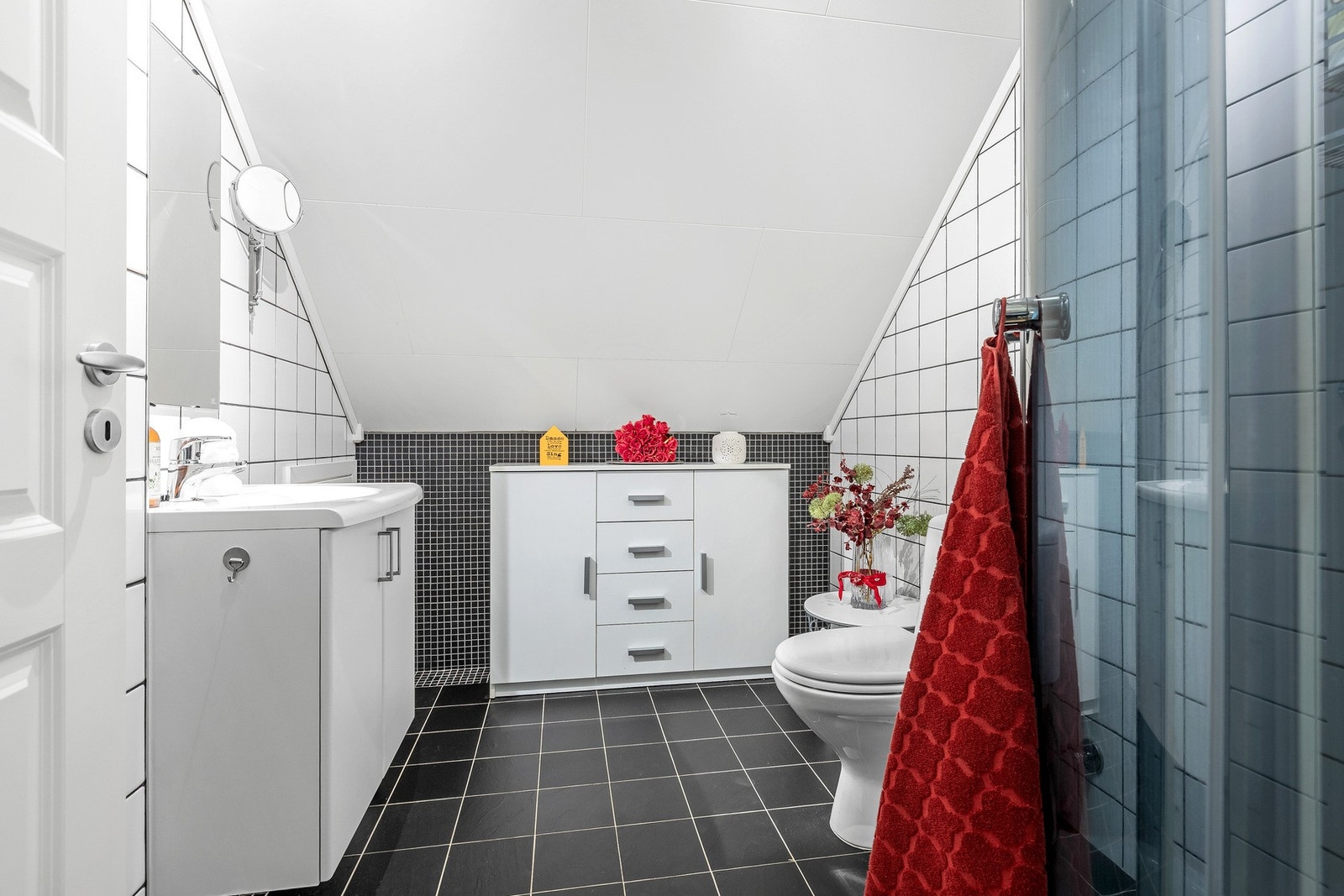 I tillegg er det luke inn til kneloft med bla lagring Galleribilde