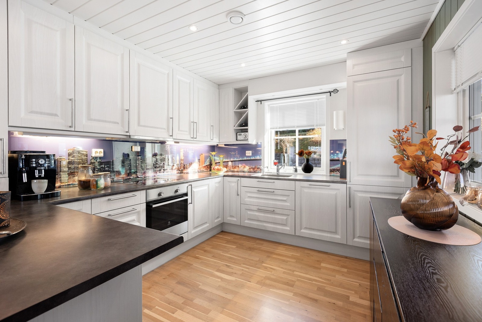 Meget praktisk kjøkken med bla takhøye overskap og mye skuffeseksjoner Galleribilde