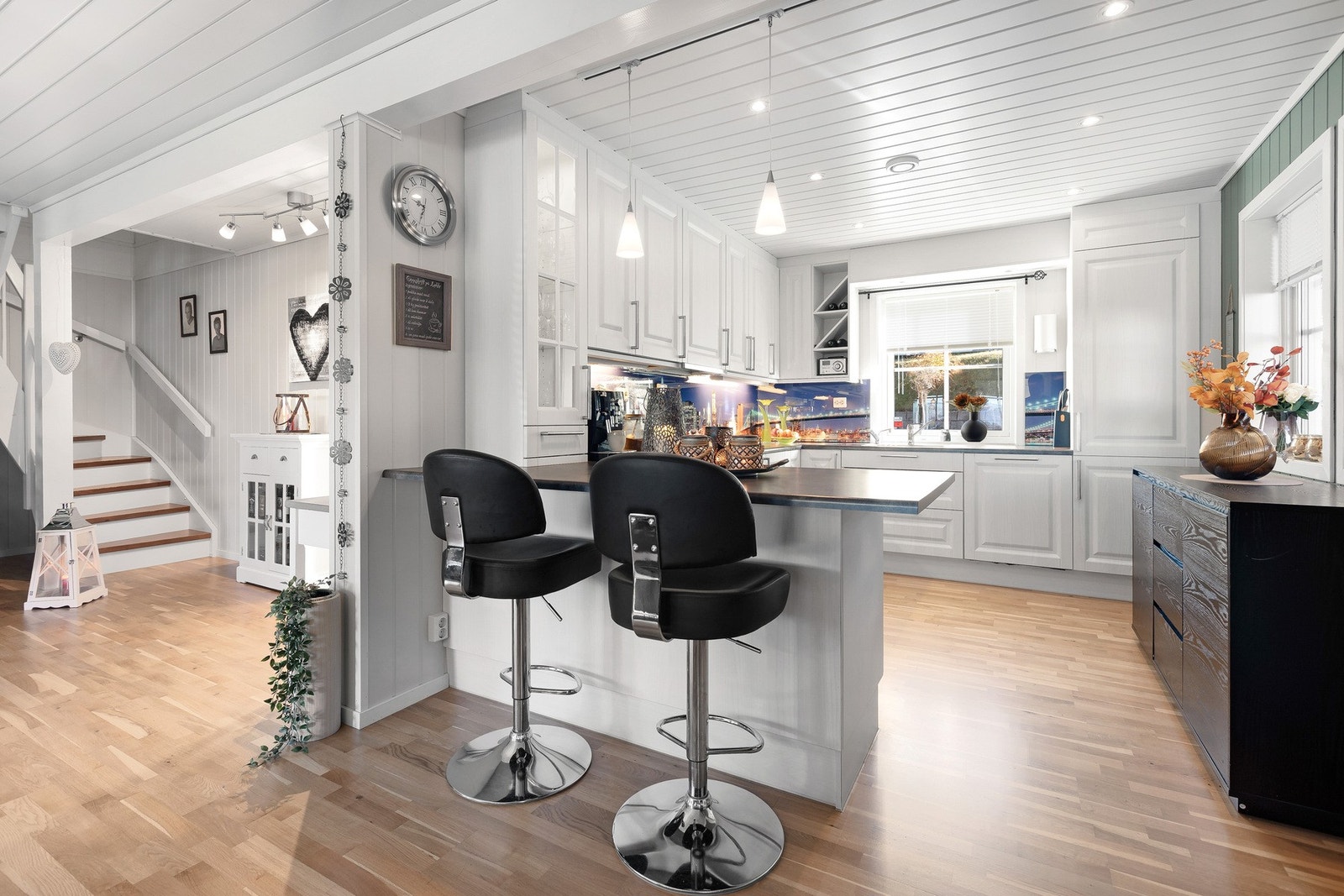 Kjøkkenøy, en hyggelig møteplass Galleribilde