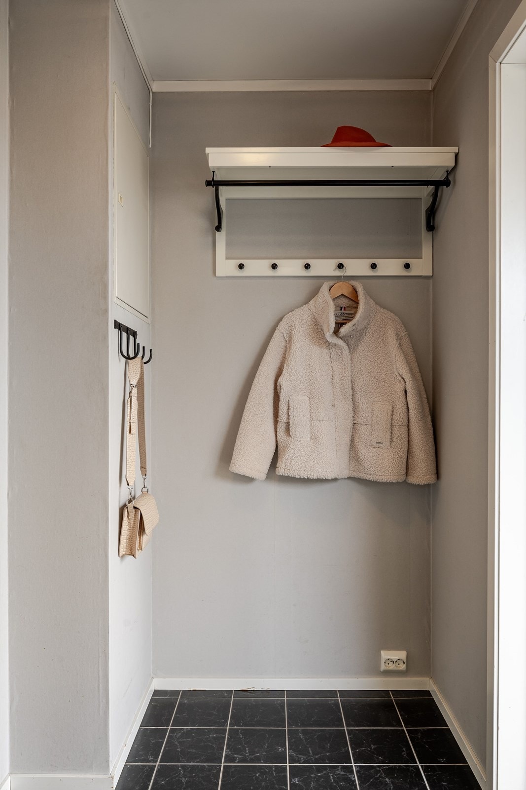 Sikringsskap med automatsikringer montert på vegg. Galleribilde