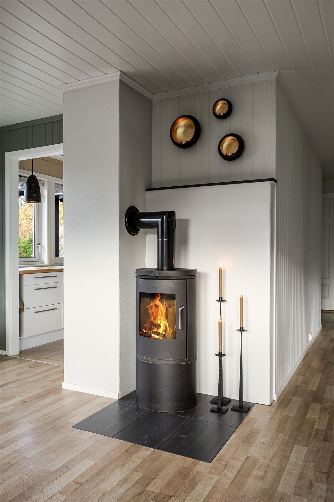 Kjøkkenet ligger i en fin delvis åpen løsning med spisestuen. Galleribilde