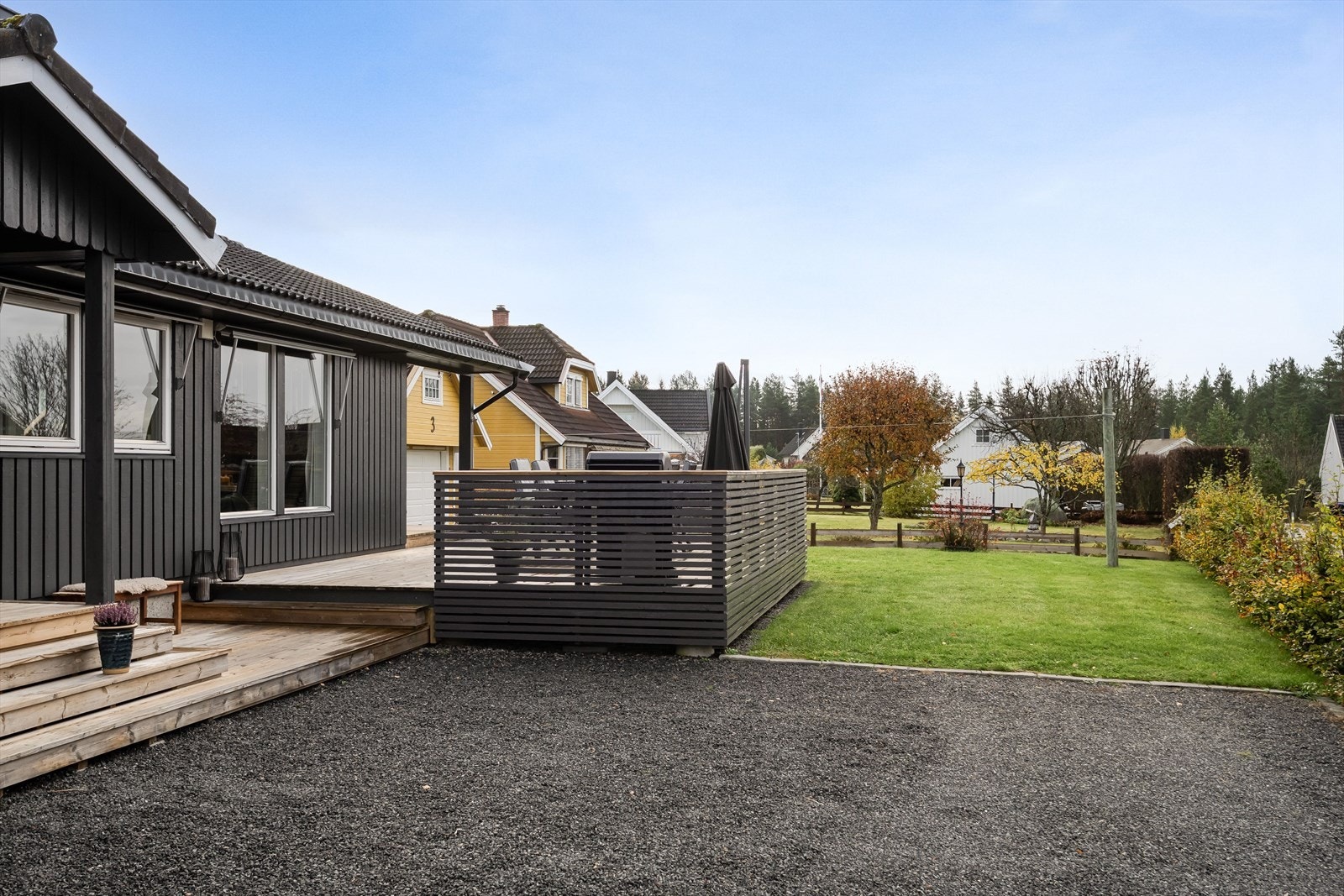 Ganske flat eiertomt på ca. 967,4m². Hageanlegg opparbeidet med plen og variert beplantning. Delvis innhegnet med gjerde og hekk. Asfaltert og gruset parkering ved garasje. Opparbeidet utearealet i perioden 2021-25. Galleribilde