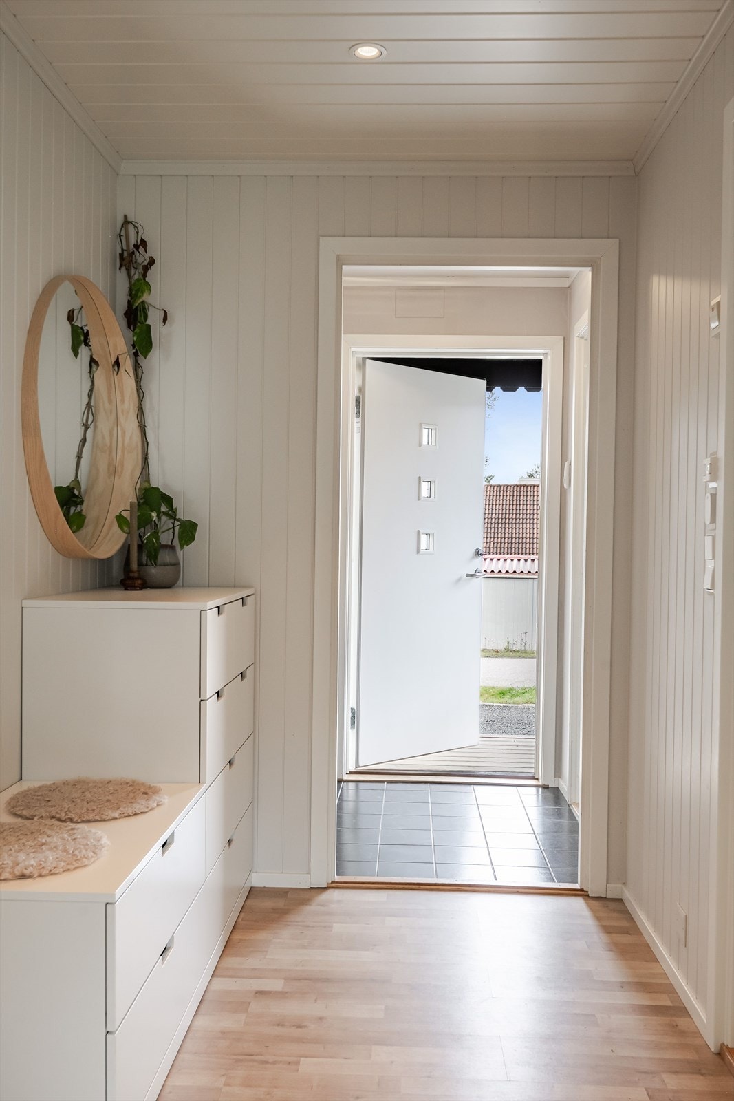 Lys og pen gang med innfelte downlights i himlingen. Boligen er godt oppgradert innvendig i perioden 2021-25 med bla. nye gulv, vegger, tak og lister. Galleribilde