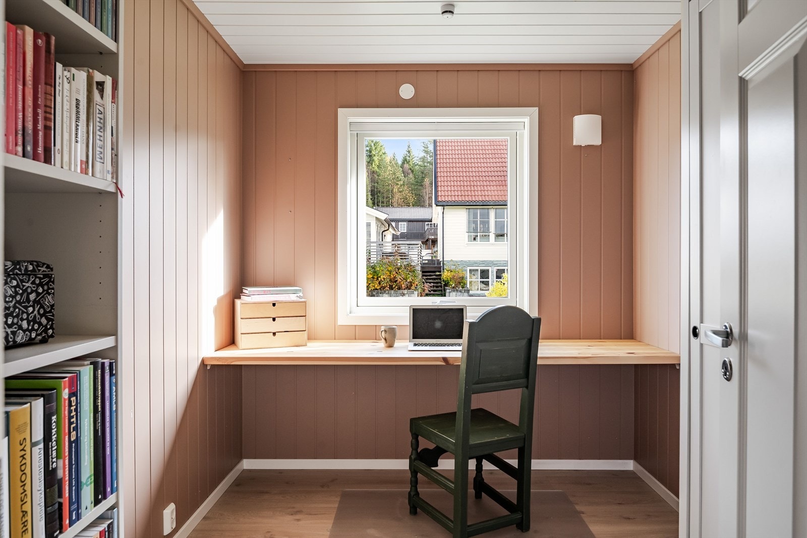 Det miderste rommet er i dag innredet som et hyggelig kontor. Det gjøres oppmerksom på at rommet er definert som bod i byggetegningene og er derfor ikke godkjent for varig opphold. Galleribilde