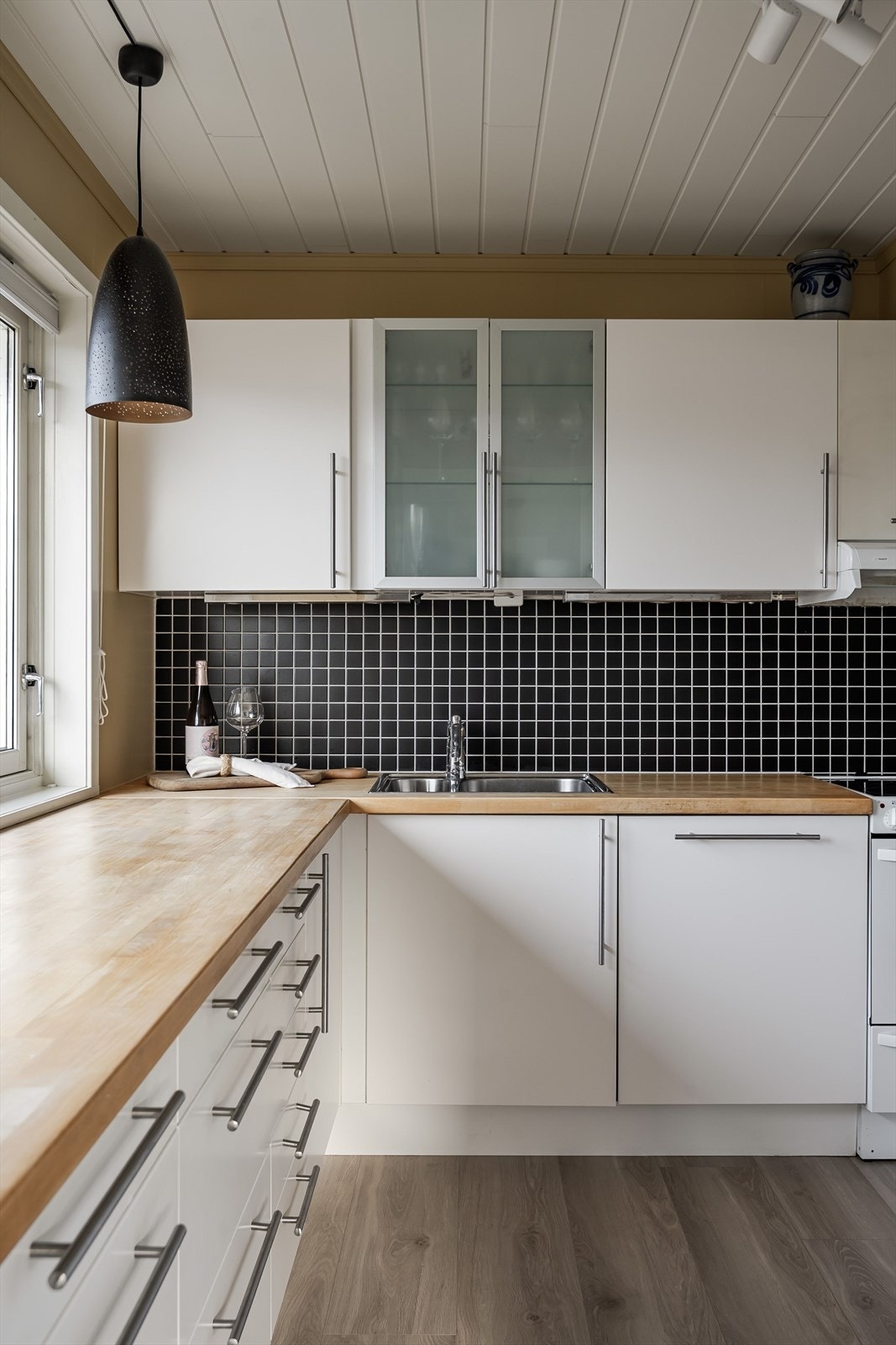 Kjøkkenet har god og moderne standard med enstavs laminat fra 2025 på gulv og glatte overflater som ble sparklet og malt i 2025. Galleribilde