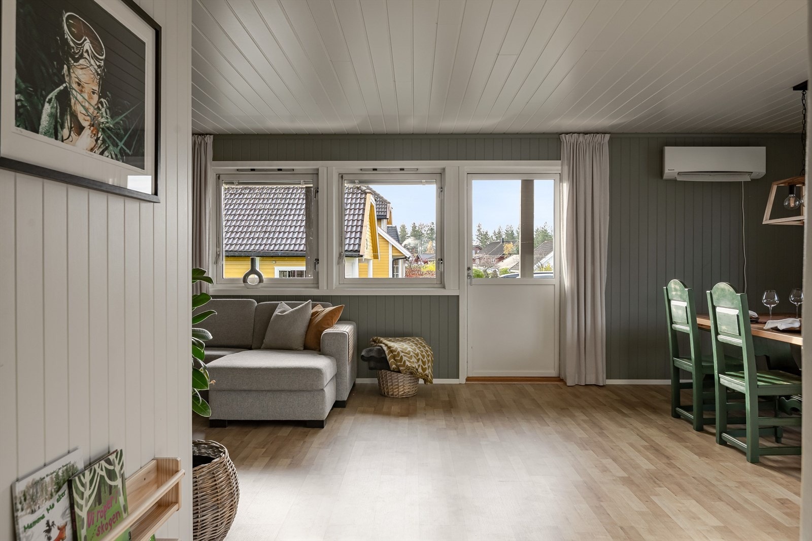 Stuen er det naturlige oppholdsrommet i boligen, og er et stort, lyst og fint rom. Galleribilde