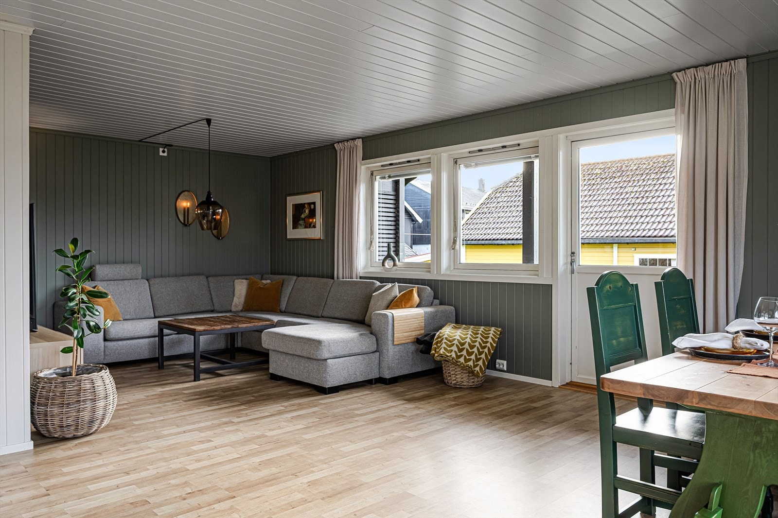 Stuen har flere store vinduer som slipper inn fint lys. Vinduene har også brede vinduskarmer som er perfekte for planter og dekor. Galleribilde