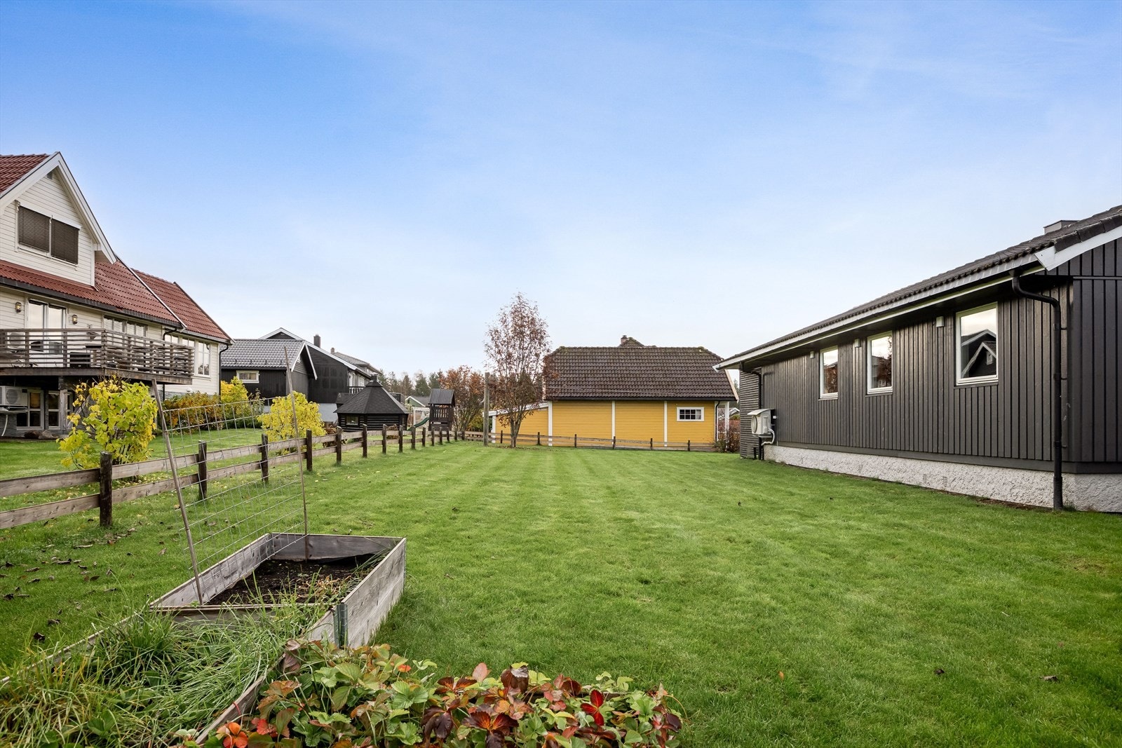 I det ene hjørnet er det noen plantekasser for dyrking av grønnsaker på sommerstid. Galleribilde