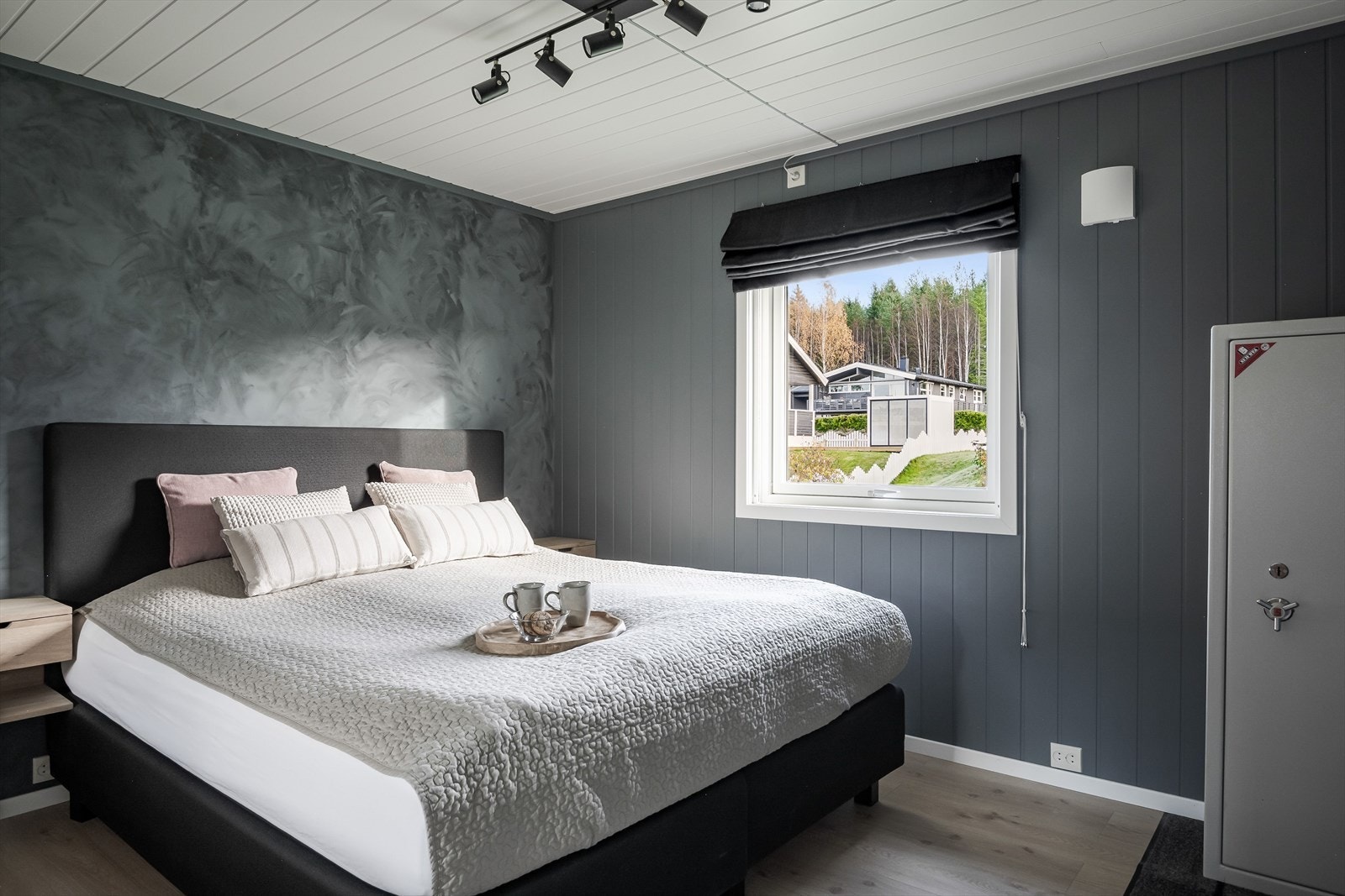 Innbydende hovedsoverom som ble pusset opp i 2023. Moderne standard med enstavs laminat på gulv og malte panelplater på veggene med en stilig kontrastvegg med kalkmaling. Galleribilde