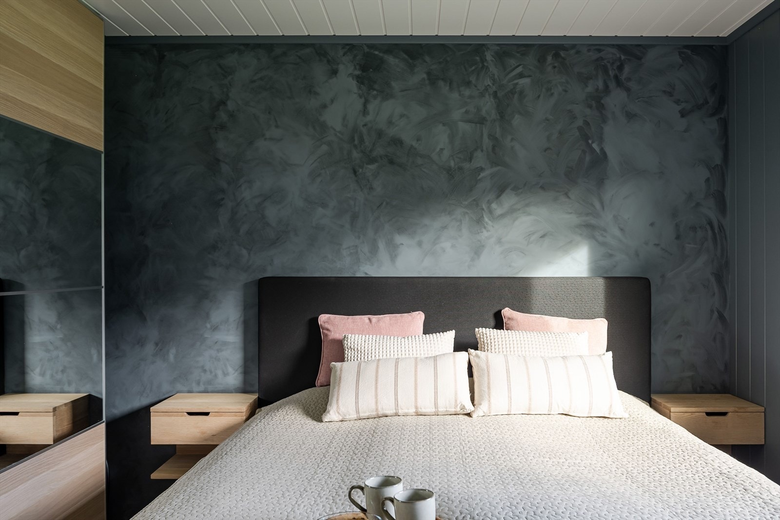 På soverommet har du naturlig plass til en stor dobbeltseng med tilhørende nattbord. Galleribilde