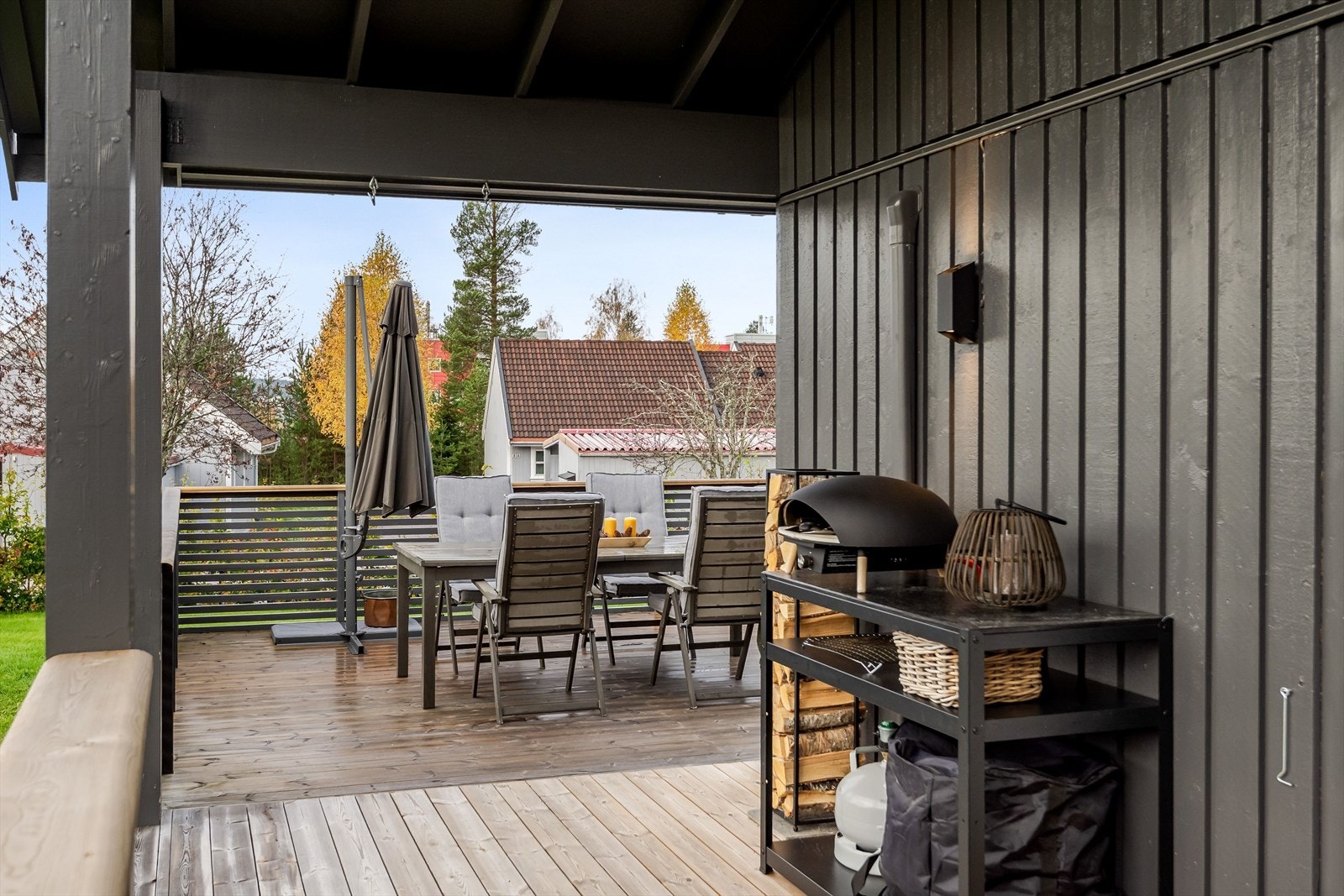 Terrassen vender mot både syd og vest - her har du med andre ord sol store deler av dagen og til sent på kveld! Galleribilde