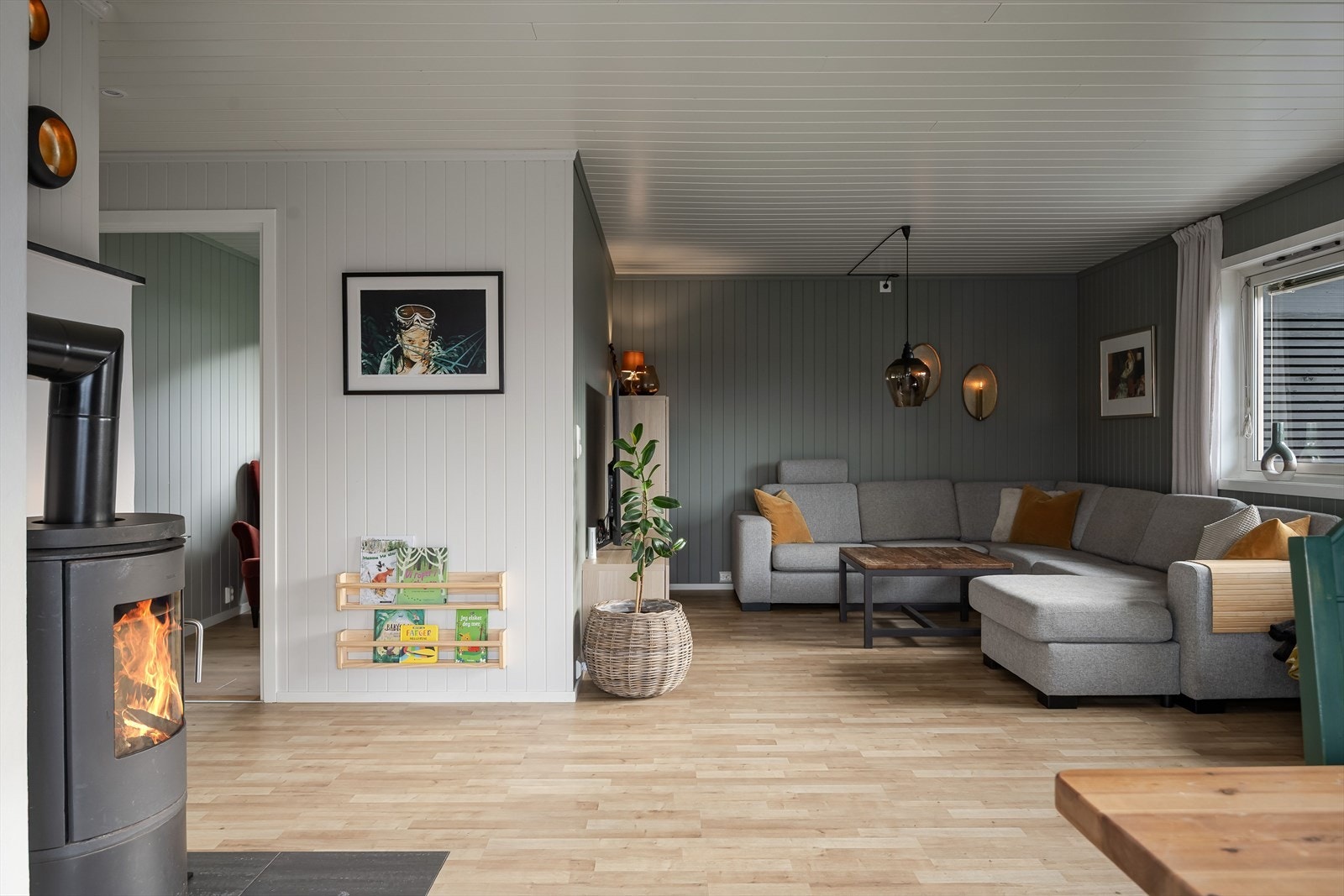 Stuen har god standard med nyere overflater og er malt i innbydende farger. Galleribilde