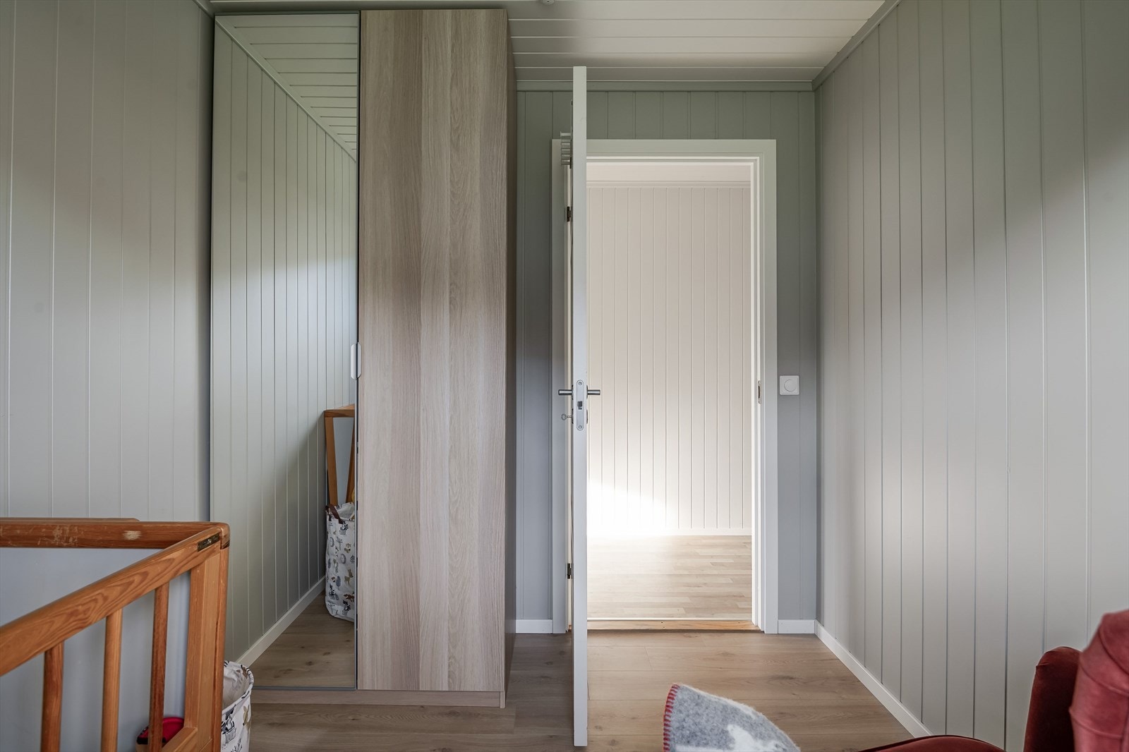 Også dette soverommet ble pusset opp i 2023. På soverommet er det plass til seng, kontorpult eller kommoder, samt oppbevaringsplass i medfølgende garderobeskap. Galleribilde