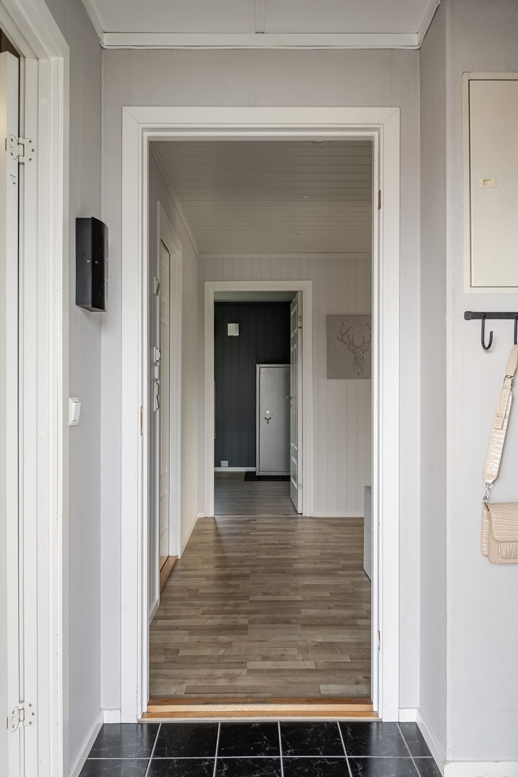 Når du entrer boligen kommer du inn i en flislagt entré med plass til sko og oppheng av yttertøy. Galleribilde