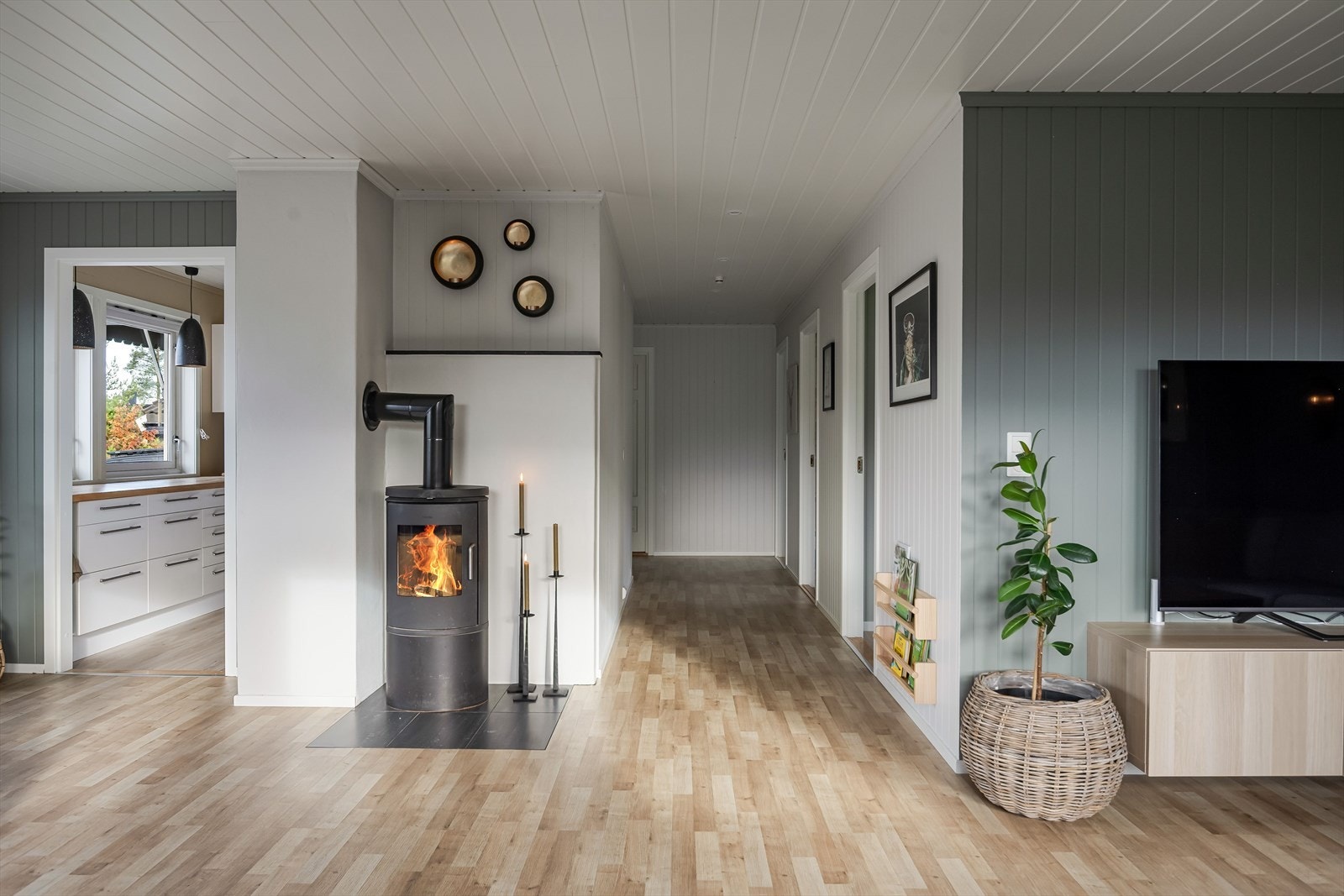 Som et fint midtpunkt i stuen er det en moderne vedovn som både gir god varme, samt bidrar til ekstra hygge. Galleribilde