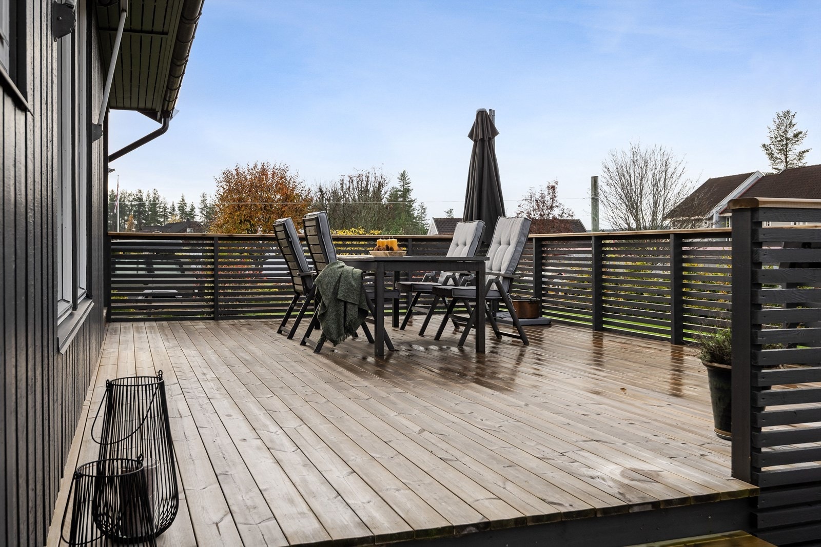 Terrassen har impregnerte terrassebord på gulv og pent rekkverk med liggende trespiler. Galleribilde