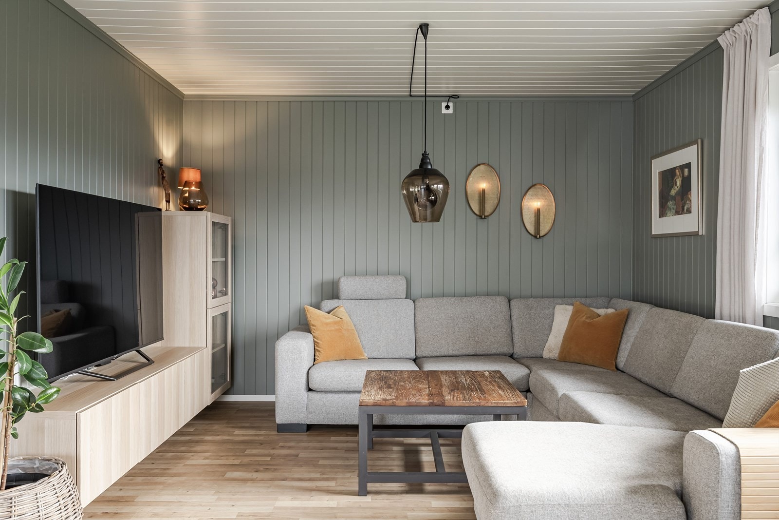 I stuen har du naturlig plass til stor sofagruppe med salongbord og mediemøblement med TV. Galleribilde