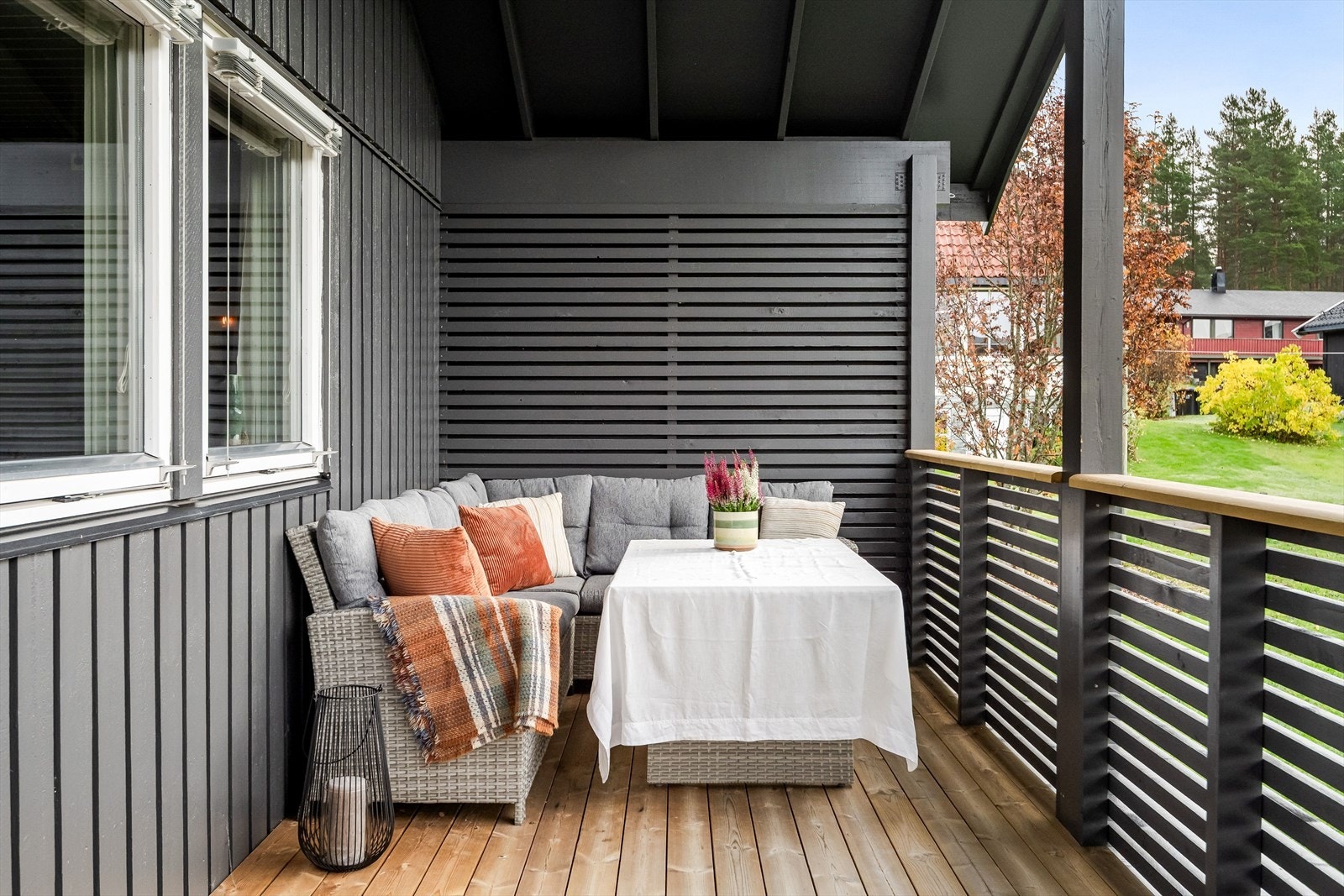 Den sydvendte delen av terrassen er overbygget og har god plass til sittegruppe etter eget ønske. Galleribilde