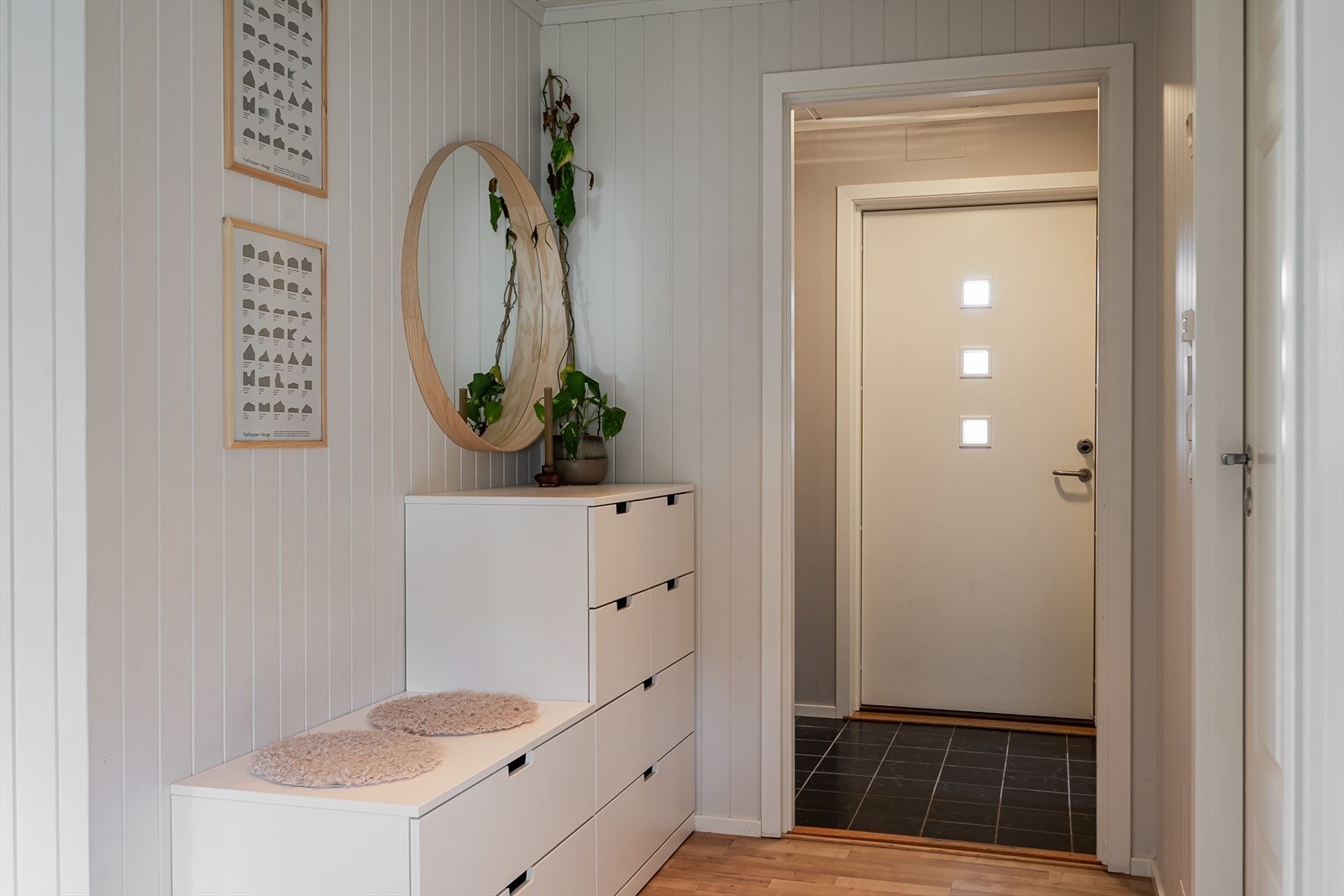 Fra entréen kommer du videre inn til en gang med plass til kommoder eller andre garderobeløsninger. Galleribilde