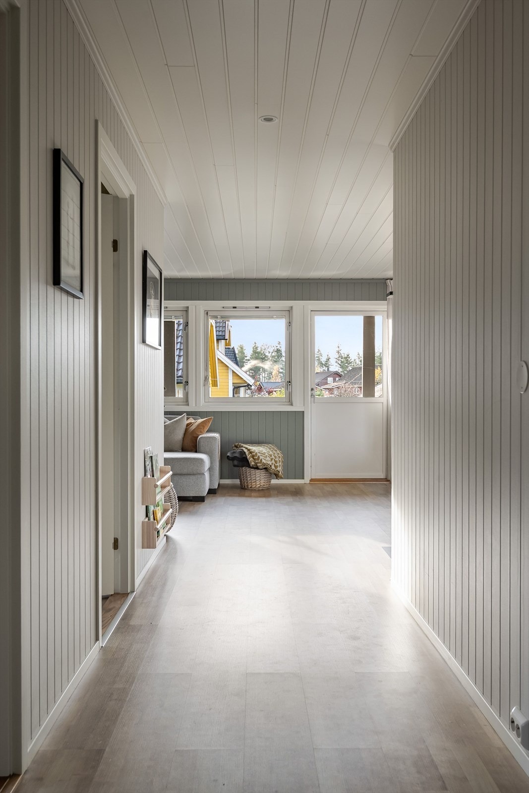 Boligen har en praktisk planløsning på én flate med fine oppholdsrom, 3 soverom (2 godkjente), bad/vaskerom og ekstra toalettrom. Galleribilde