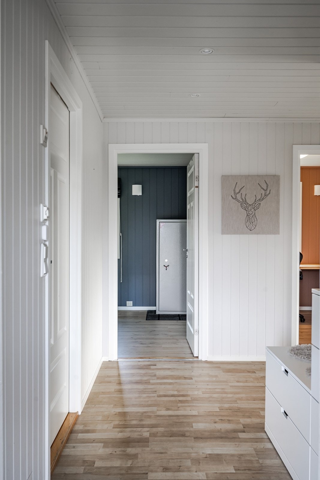 Baderommet er praktisk plassert vegg-i-vegg med hovedsoverommet. Galleribilde