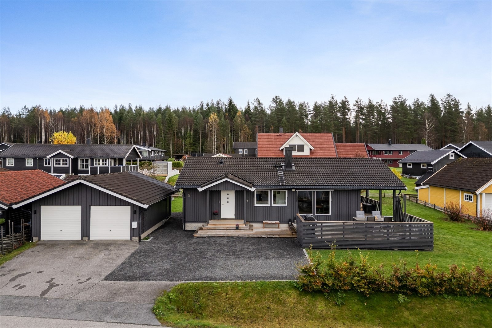 Eiendommen ligger fint til i et trivelig boligområde nær bymarka i Svartholtet. Barnevennlig boligfelt uten gjennomgangstrafikk, lekeplass med hoppbakke, samt kort vei til flere barnehager og skoler. Galleribilde