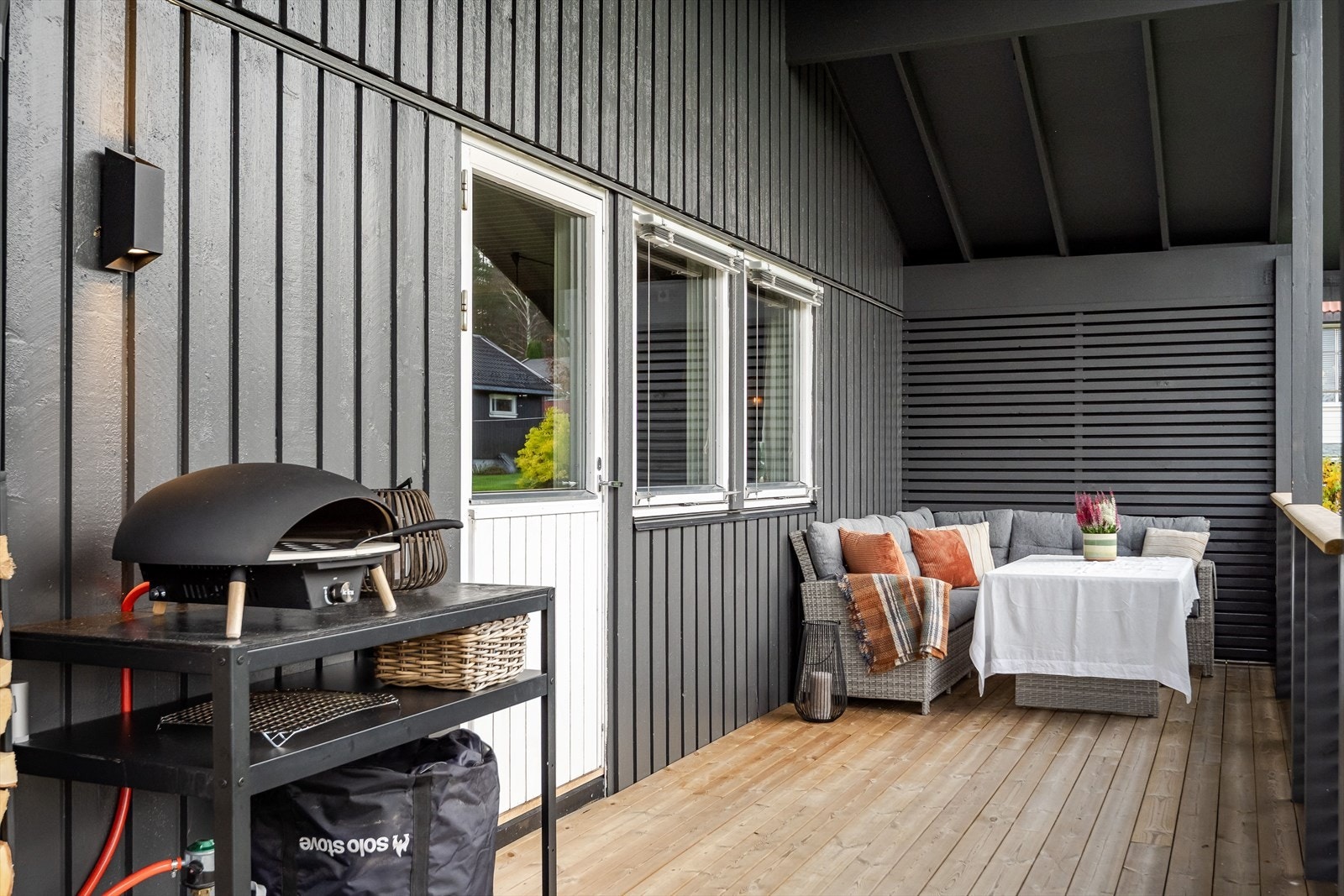 Fra stuen har du utgang til en stor og flott terrasse som bygget i 2023. Galleribilde