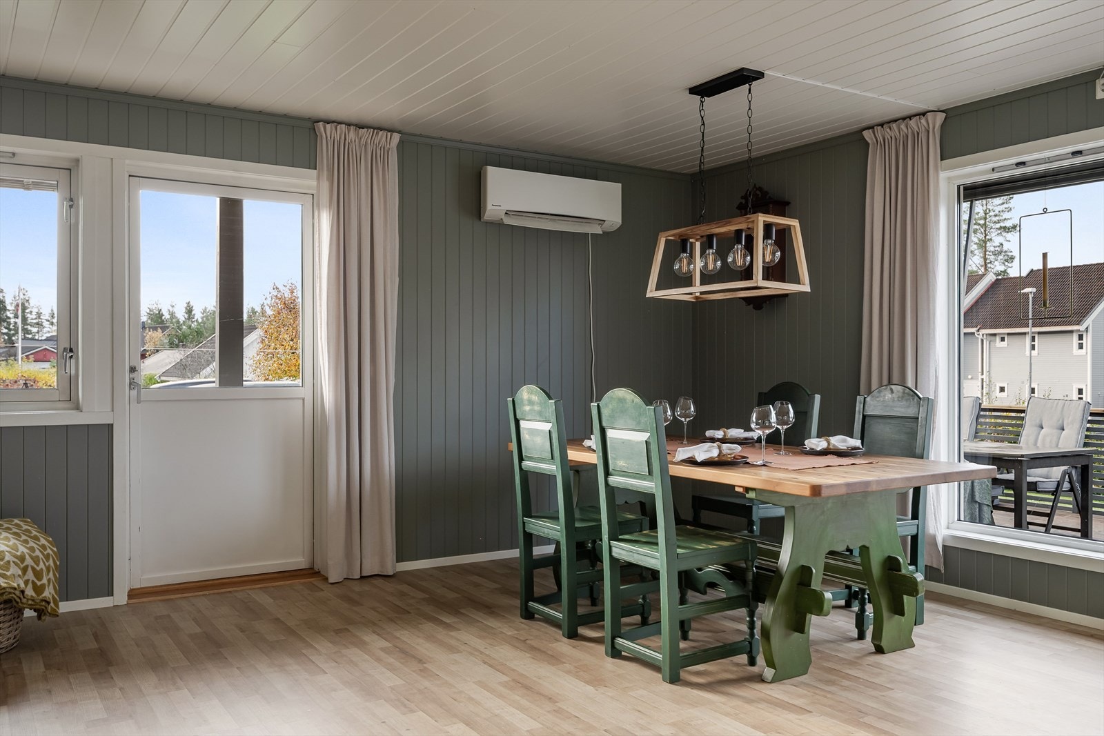 Det er montert luft-til-luft varmepumpe fra 2019 som sørger for en god og jevn varme på vinterstid. Galleribilde