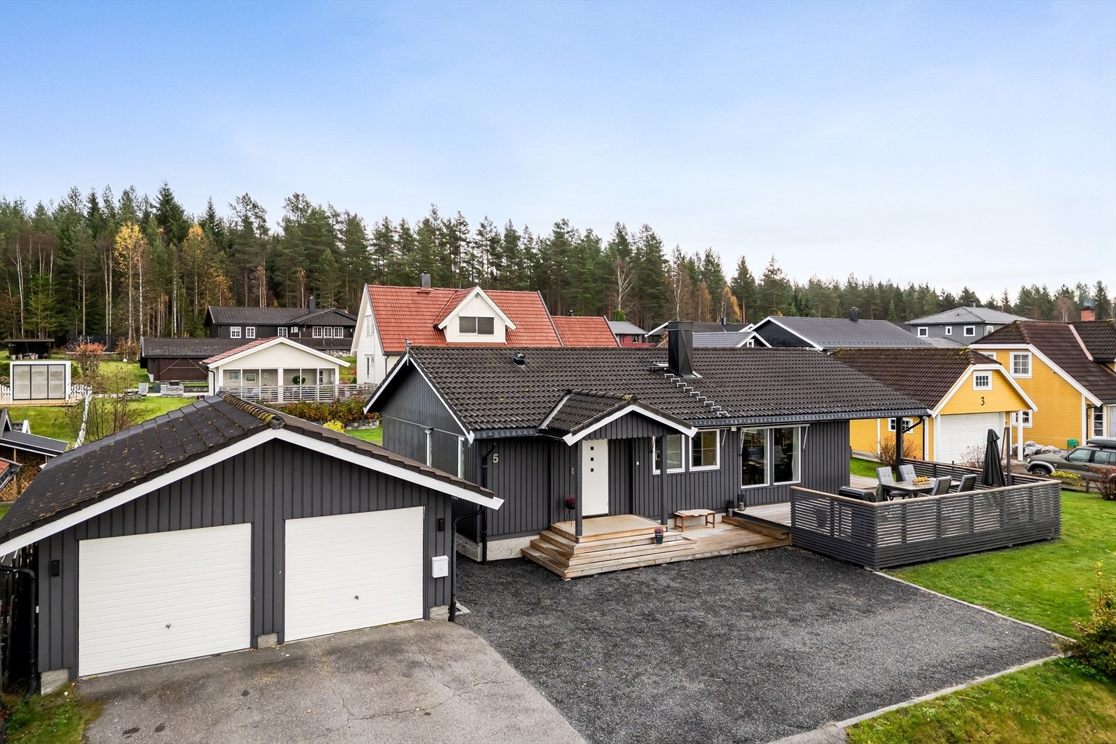 Eiendommen er bebygd med en enebolig fra 1989, samt en dobbeltgarasje fra 1990 som ble tilbygget med vedbod i 2024. Galleribilde