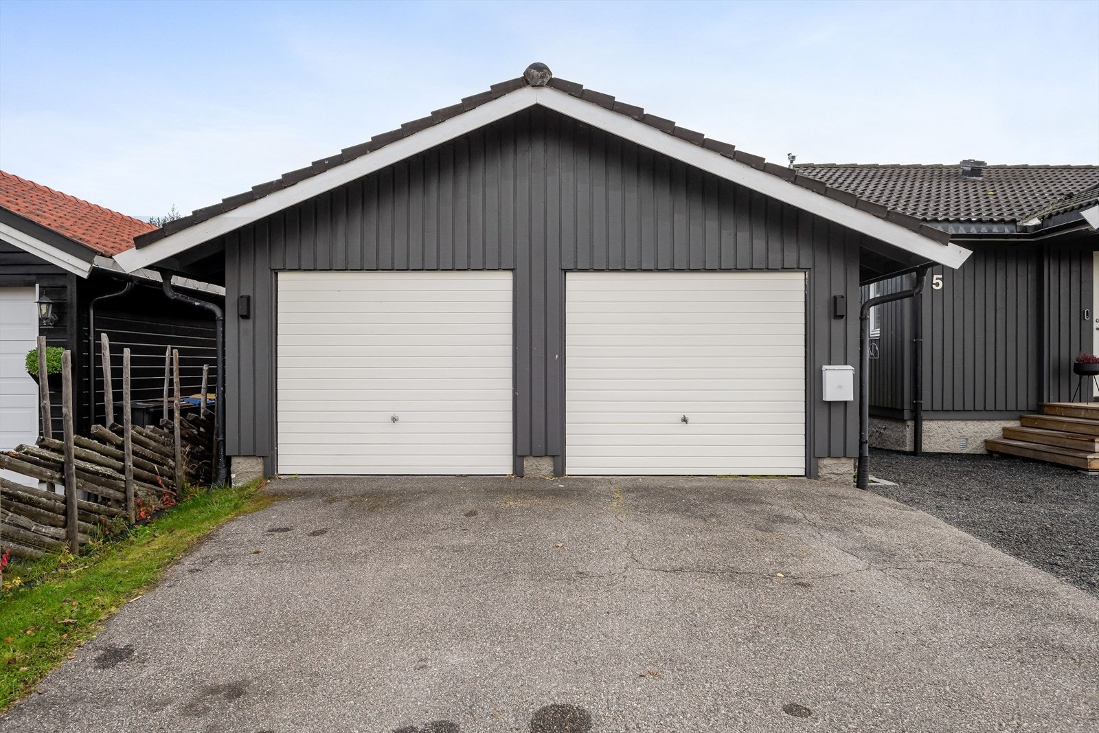Eiendommen er også bebygd med en dobbeltgarasje fra 1990 som ble tilbygget med vedbod i 2024. Garasjen har to vippeporter med motorstyring, lys og strøm. Det er også klargjort for montering av elbil-lader. Galleribilde