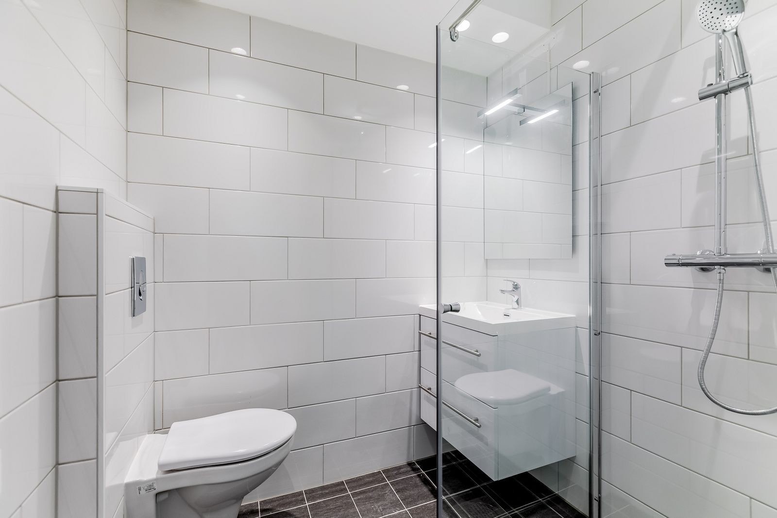 Bad - meget pent flislagt bad. Galleribilde