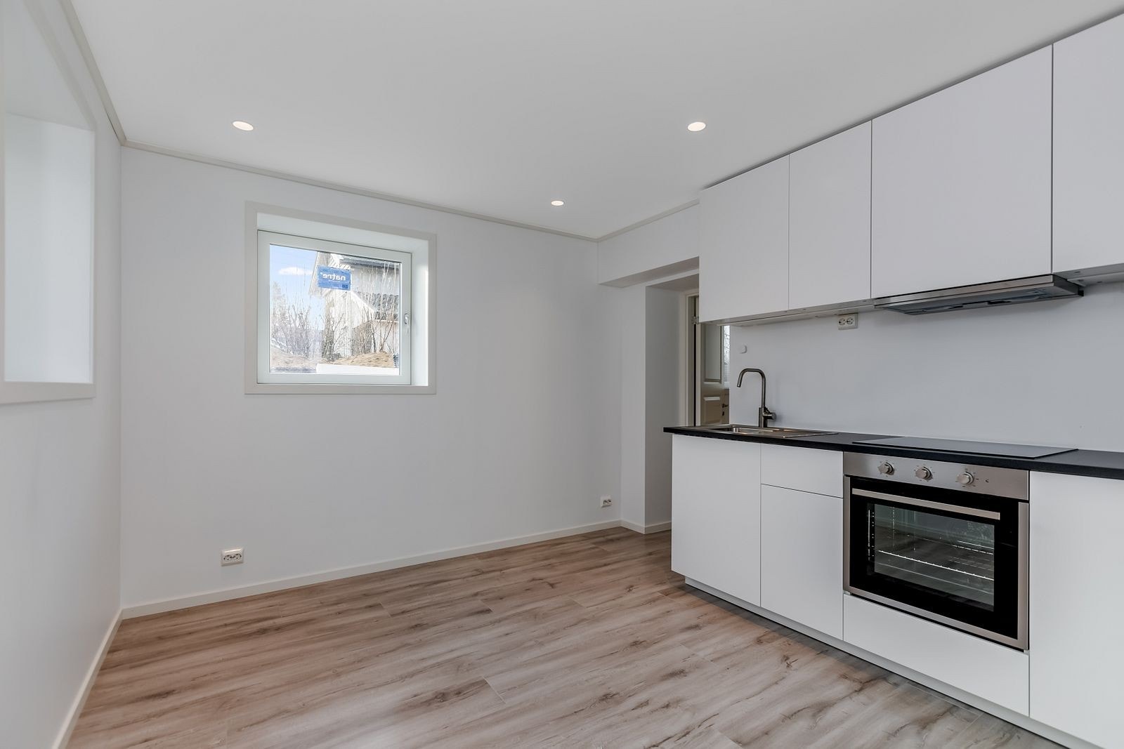 Stue/kjøkken - integrert komfyr/platetopp medfølger. Galleribilde