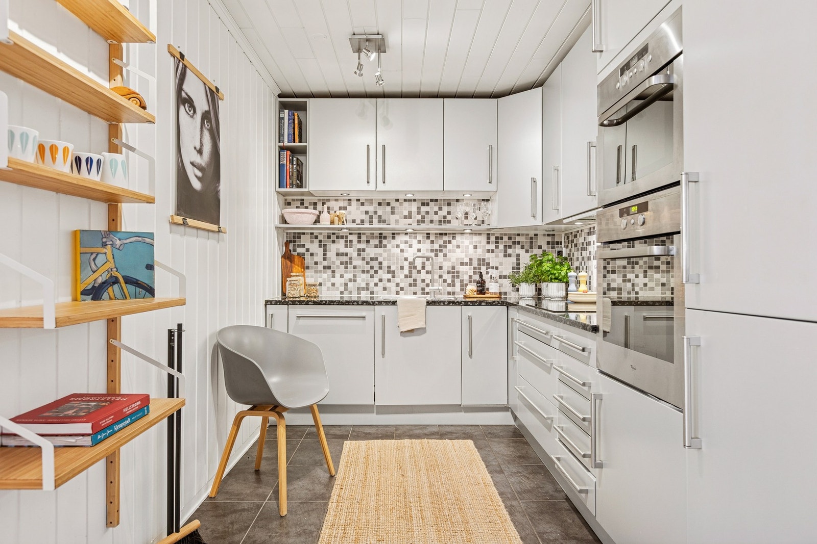 Kjøkkenet har smarte løsninger og integrerte downlights over kjøkkenbenk
som gir godt arbeidslys. Galleribilde